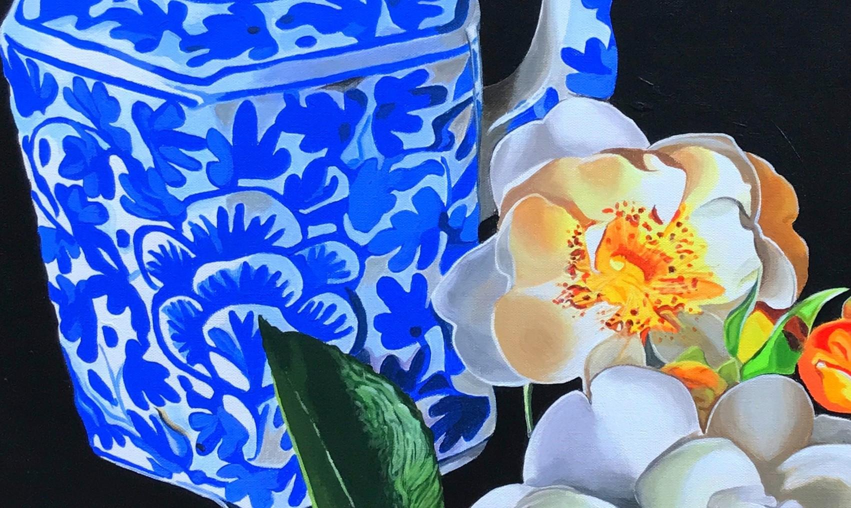 <p>Kommentare des Künstlers<br>Der Künstler John Jaster malt ein realistisches Stillleben mit einer Teekanne und Blumen. Weiße Rosen blühen, einige mit geöffneten Blütenblättern und andere noch in ihren bunten Knospen. Das verschnörkelte blau-weiße