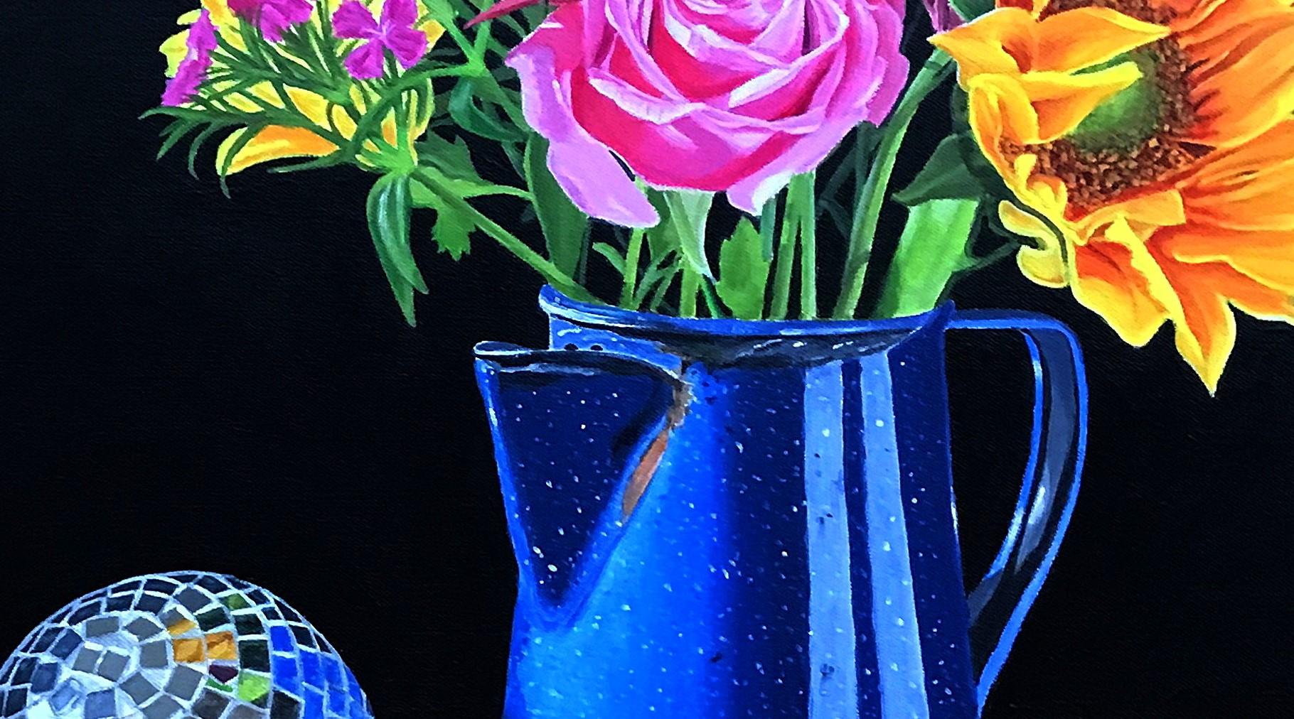 <p>Kommentare des Künstlers<br>Der Künstler John Jaster illustriert ein dramatisches Stillleben in kontrastreichem Realismus. Eine blaue Lagerfeuer-Kaffeekanne im Vintage-Stil treibt ein dynamisches Arrangement aus bunten Blumen aus. Daneben
