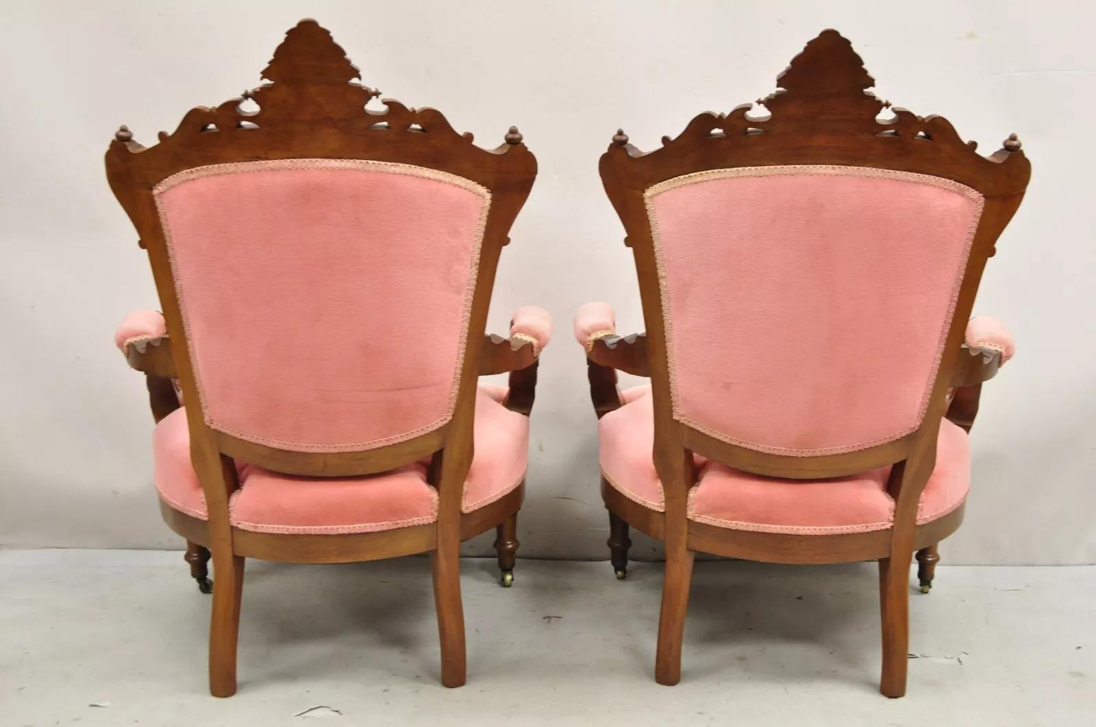 John Jelliff - Poltrone da salotto figurate in noce intagliate in stile rinascimentale vittoriano - Coppia in vendita 3