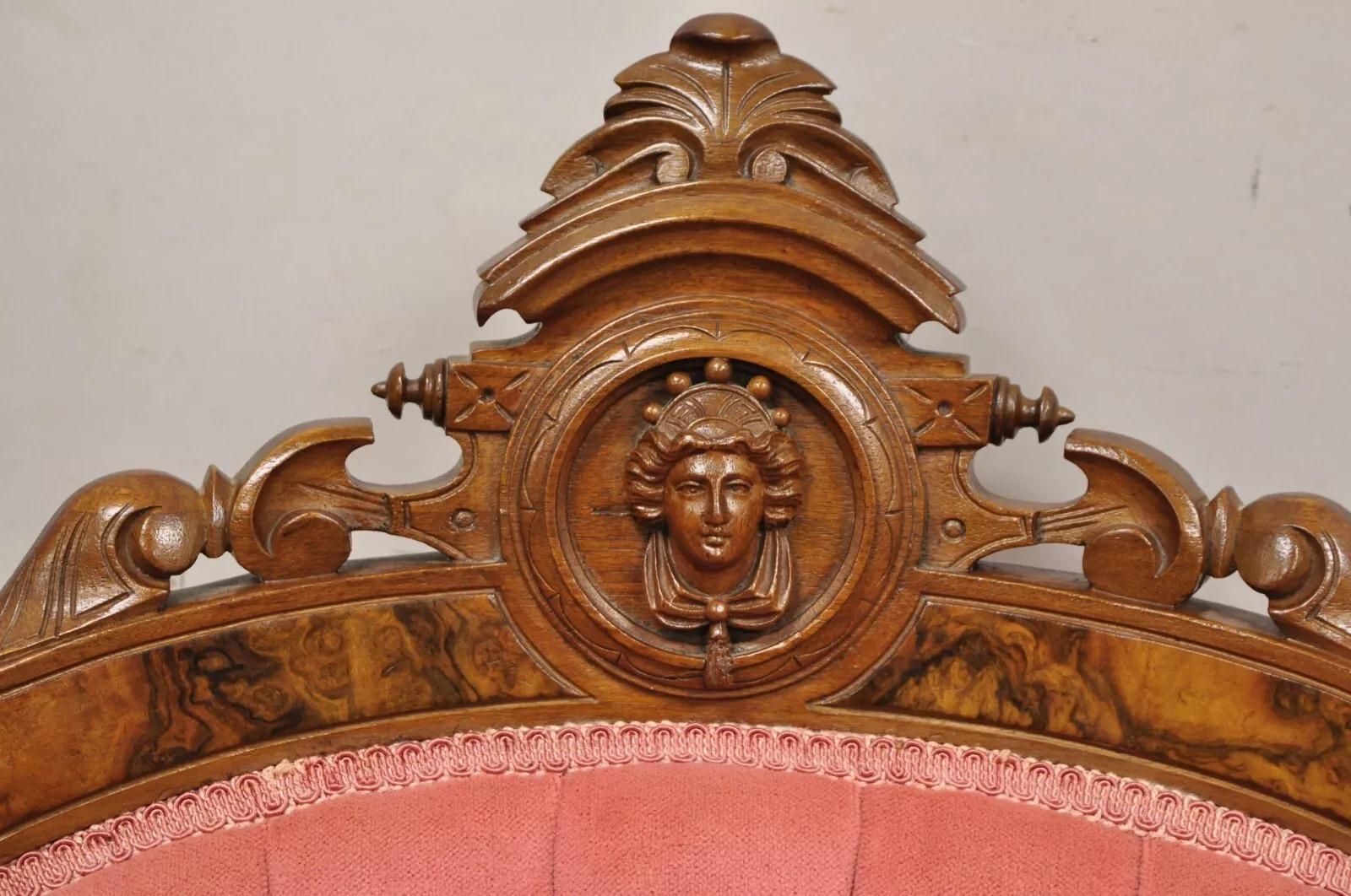 Antico John Jelliff, poltrone da salotto figurate in legno di noce intagliato del Rinascimento vittoriano - una coppia. Queste splendide sedie presentano volti di fanciulle intagliati sulla cresta e sui braccioli, oltre a un'imbottitura con inserti