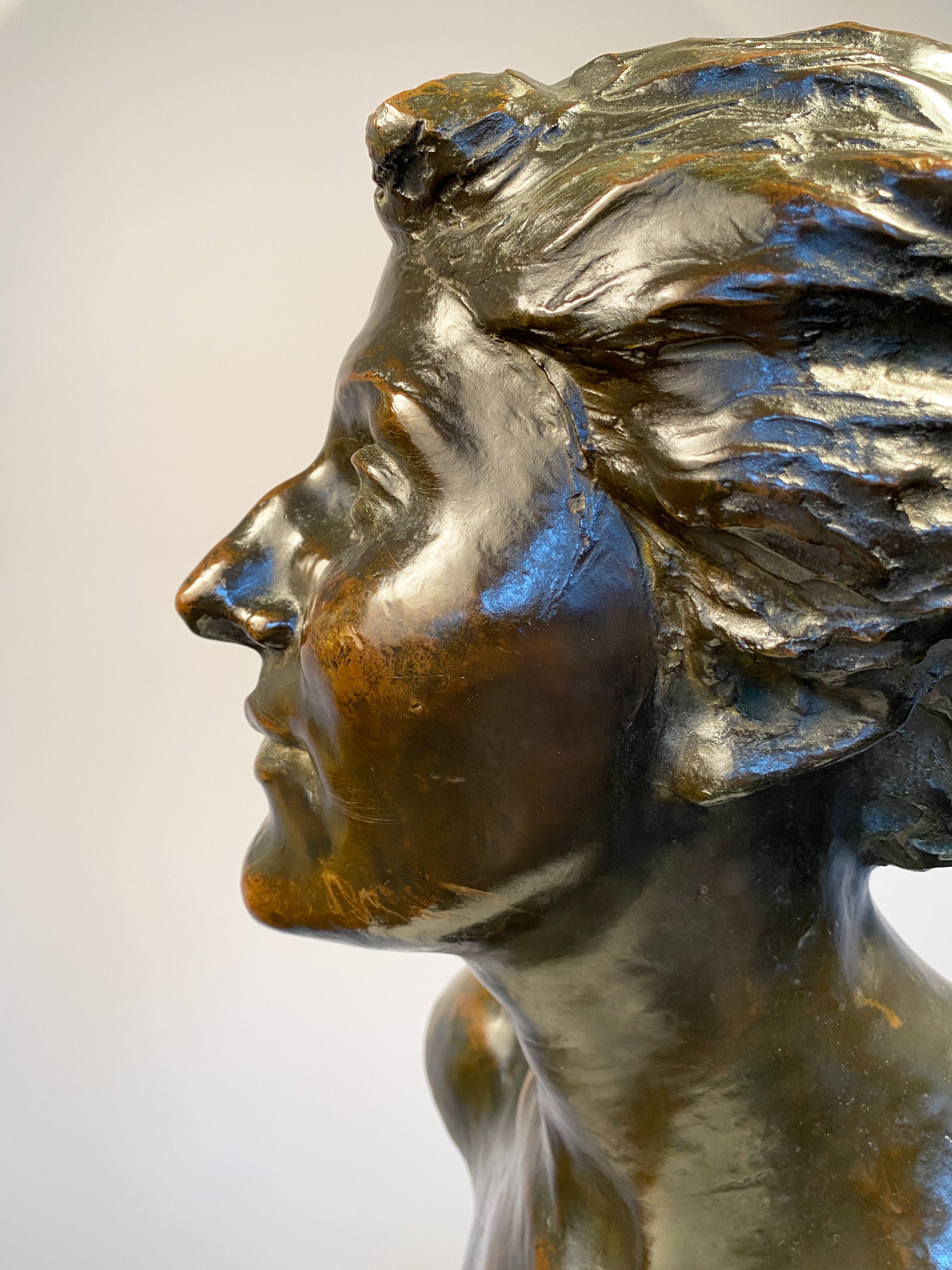 Porträtkopf einer Frau – Sculpture von John Joseph Boyle