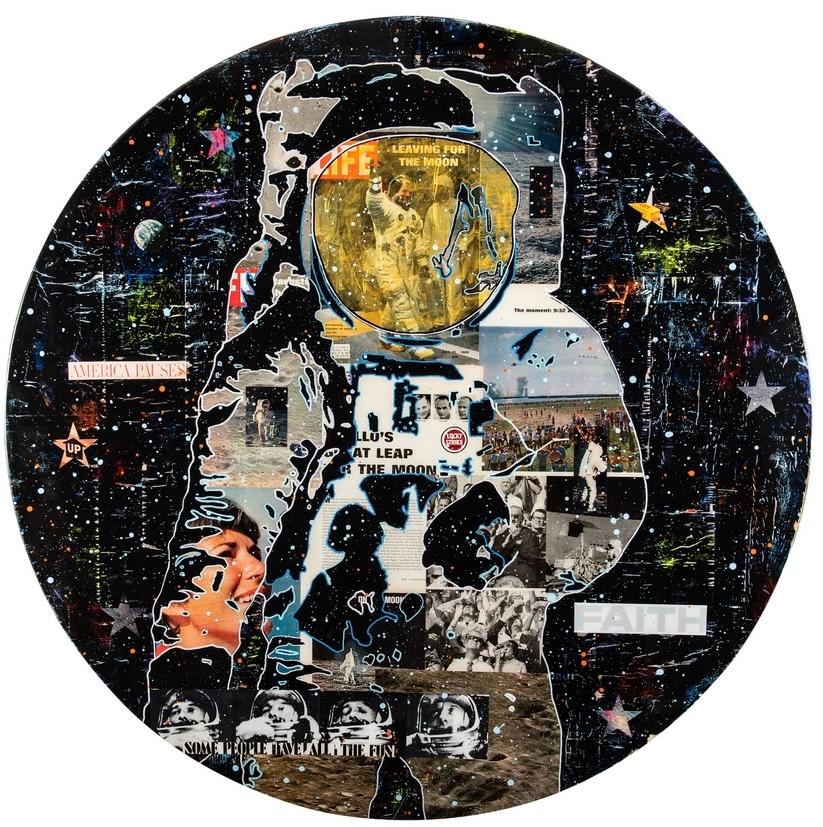 FAITH/Collage d'astronaute circulaire avec casque en or, techniques mixtes - Mixed Media Art de John Joseph Hanright