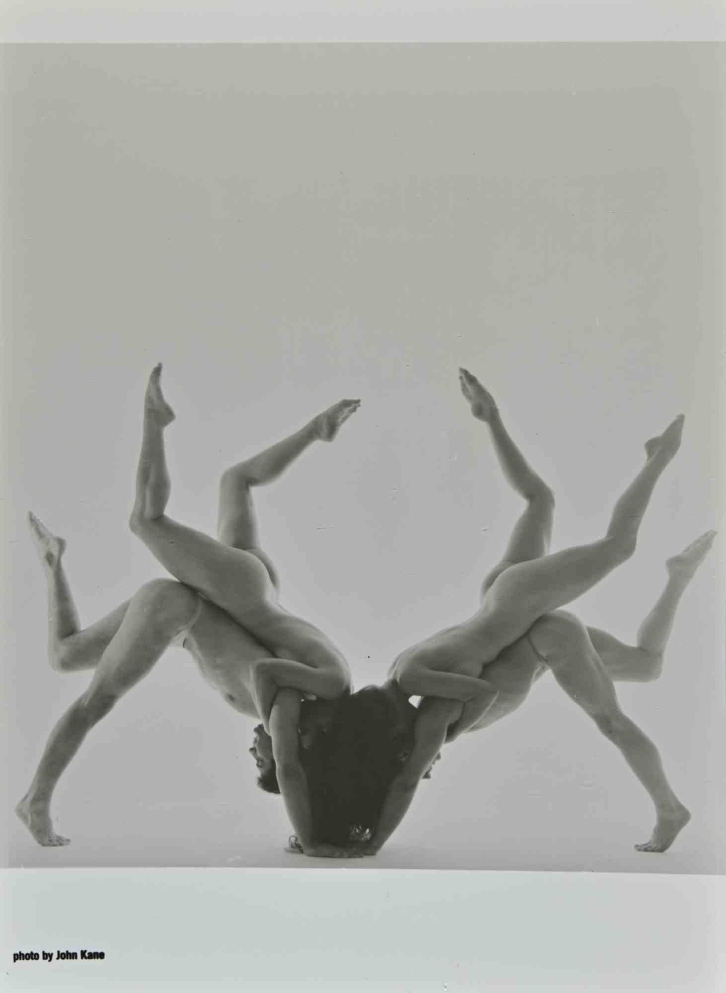 Dance - Vintage Photo ist eine Schwarz-Weiß-Fotografie von John Kane- Alfieri Theatre, Turin aus den 1970er Jahren.

Gute Bedingungen.