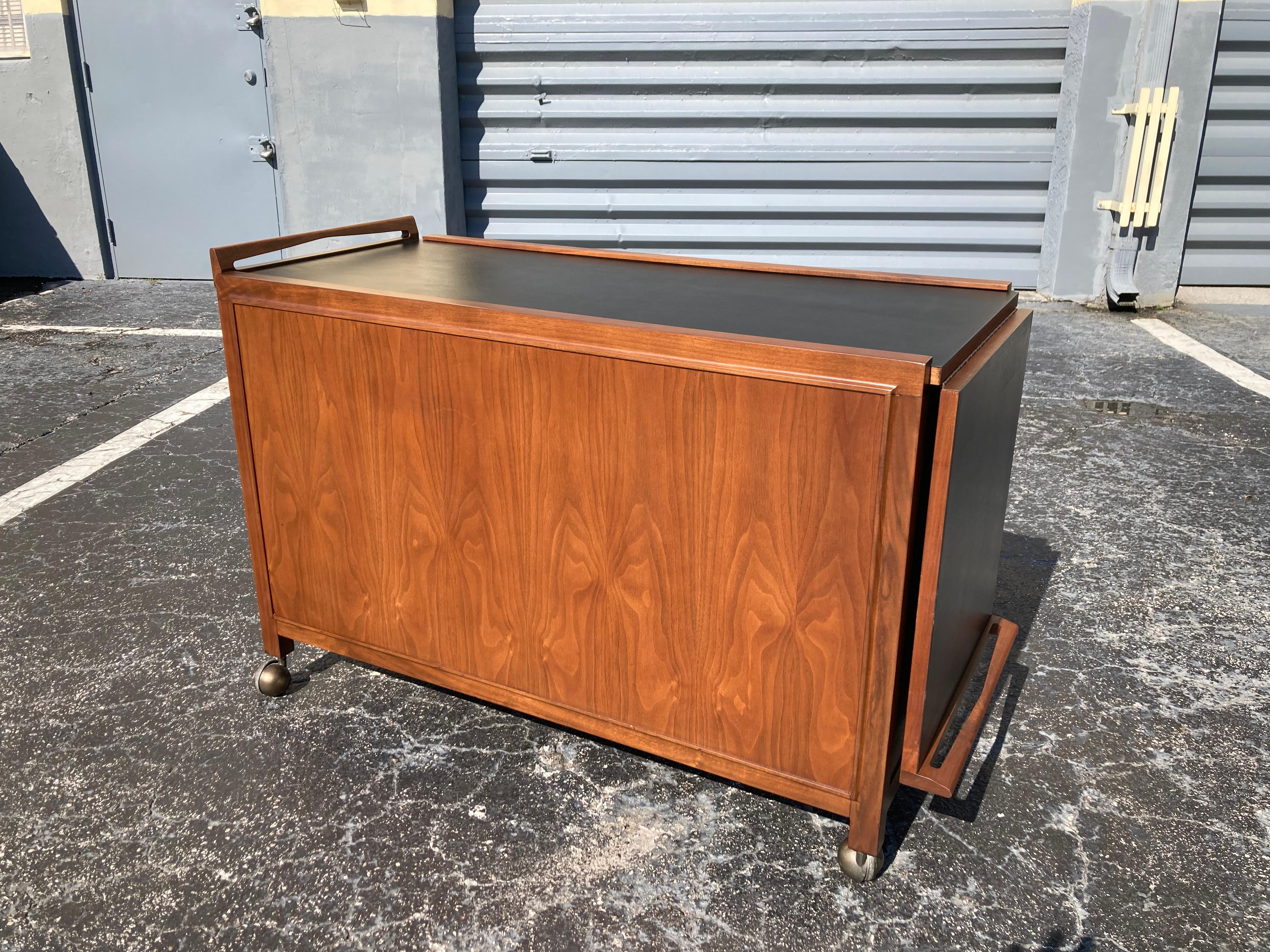 John Kapel for Glenn of California Drop Leaf Expandable Bar Cart Cabinet Walnut  In Good Condition For Sale In Miami, FL