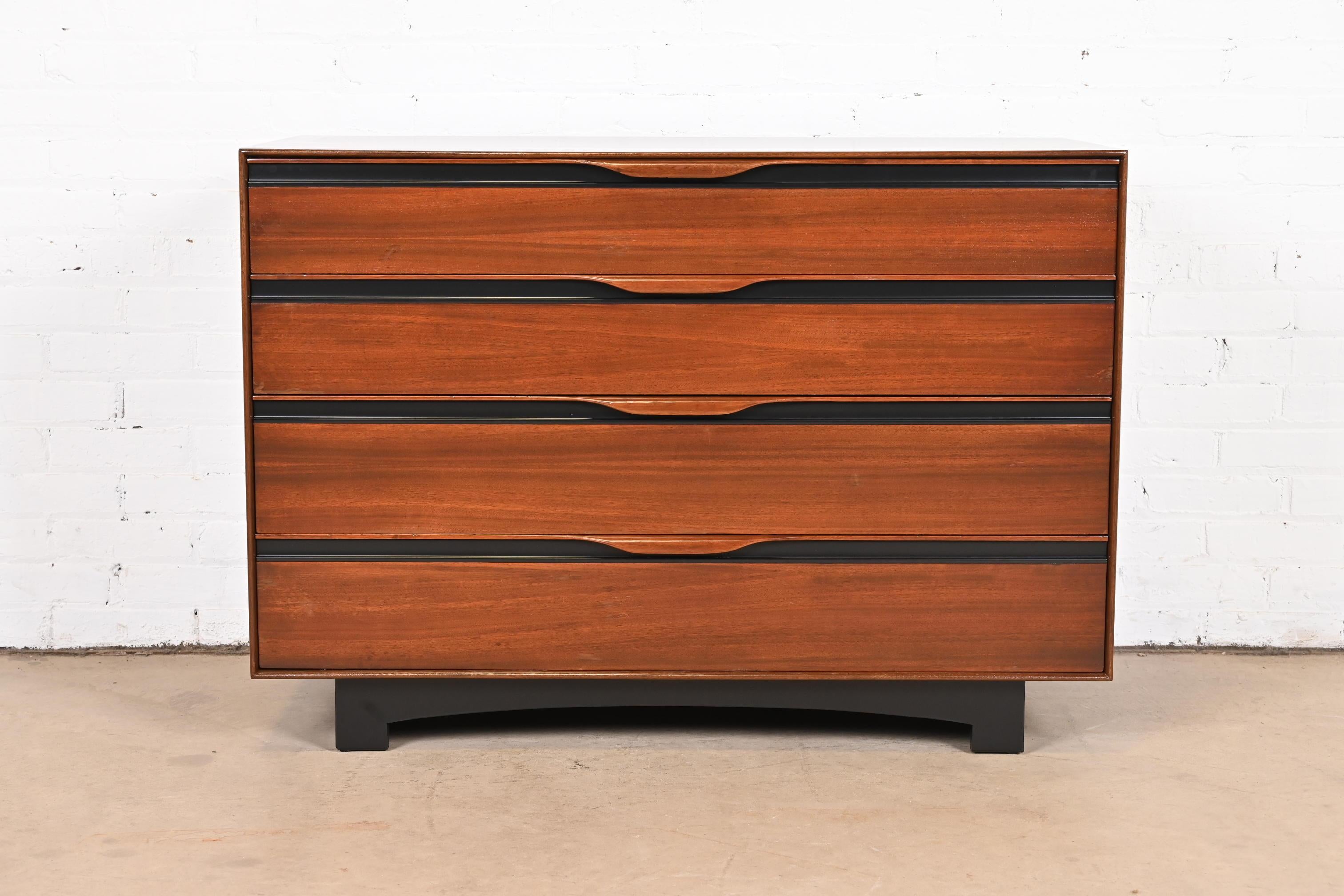 An exceptional Mid-Century Modern dresser or chest of drawers

By John Kapel for Glenn of California

USA, 1960s

Walnut, with sculpted walnut drawer pulls and ebonized wood trim and base.

Measures: 42