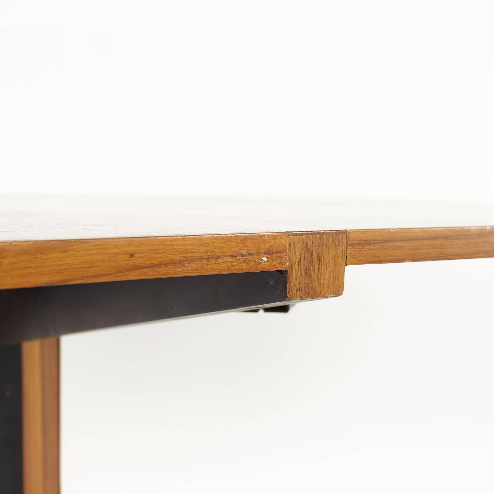John Kapel for Glenn of California Mid Century Walnut Dining Table In Good Condition For Sale In Countryside, IL