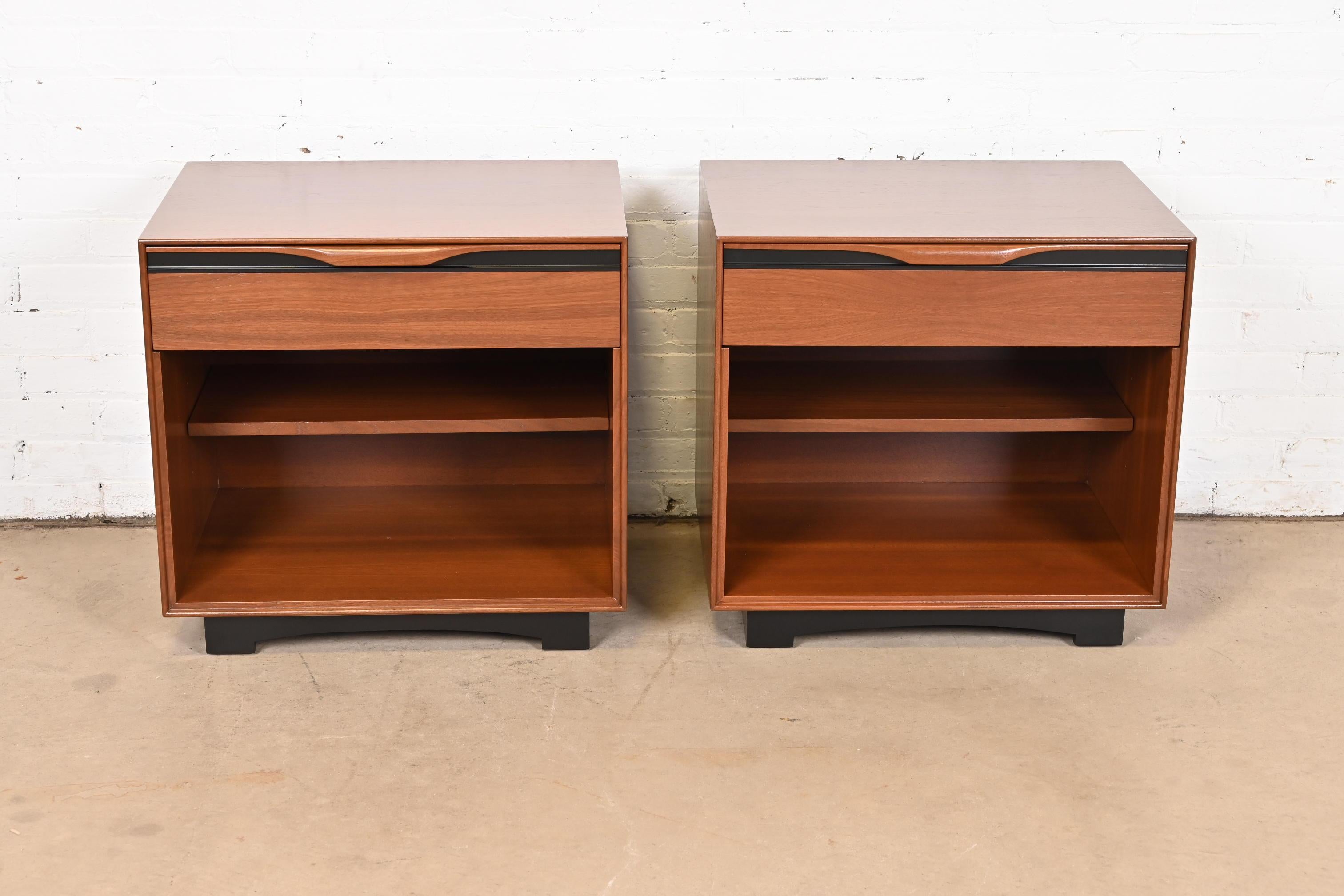 An exceptional pair of Mid-Century Modern sculpted walnut and black lacquered single-drawer nightstands

By John Kapel for Glenn of California and retailed by John Stuart

USA, 1960s

Walnut, with sculpted walnut drawer pulls and black lacquered