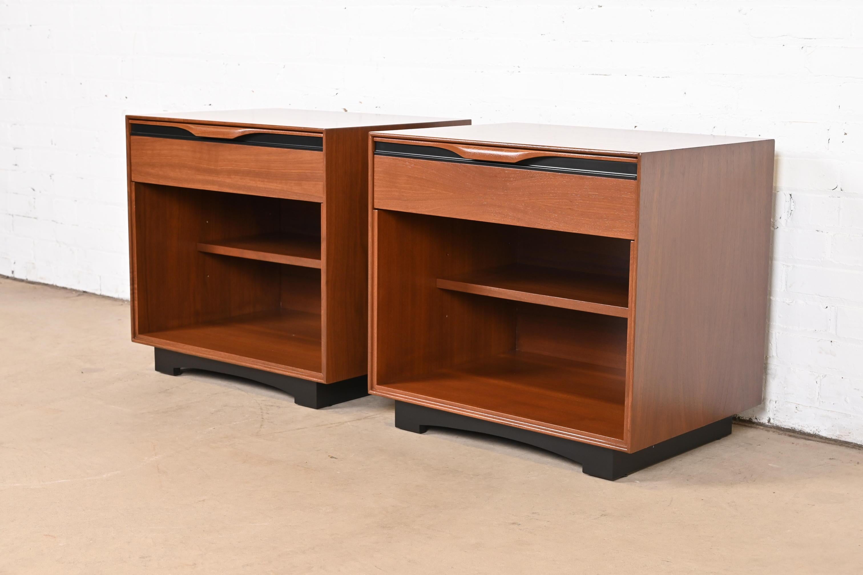American John Kapel for Glenn of California Walnut and Black Lacquered Nightstands, Pair For Sale