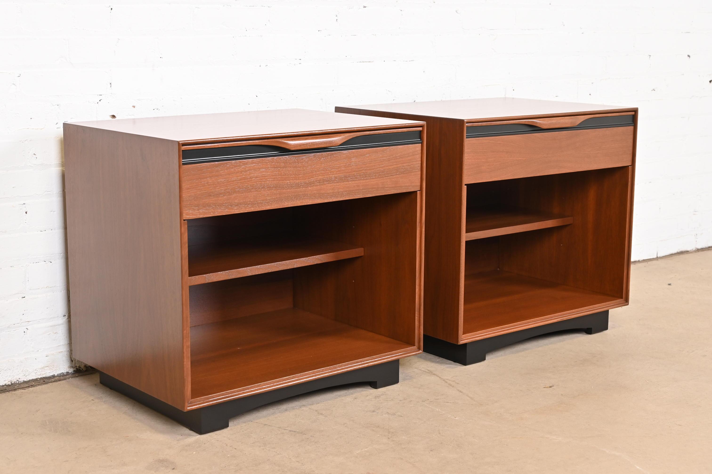 John Kapel for Glenn of California Walnut and Black Lacquered Nightstands, Pair In Good Condition For Sale In South Bend, IN