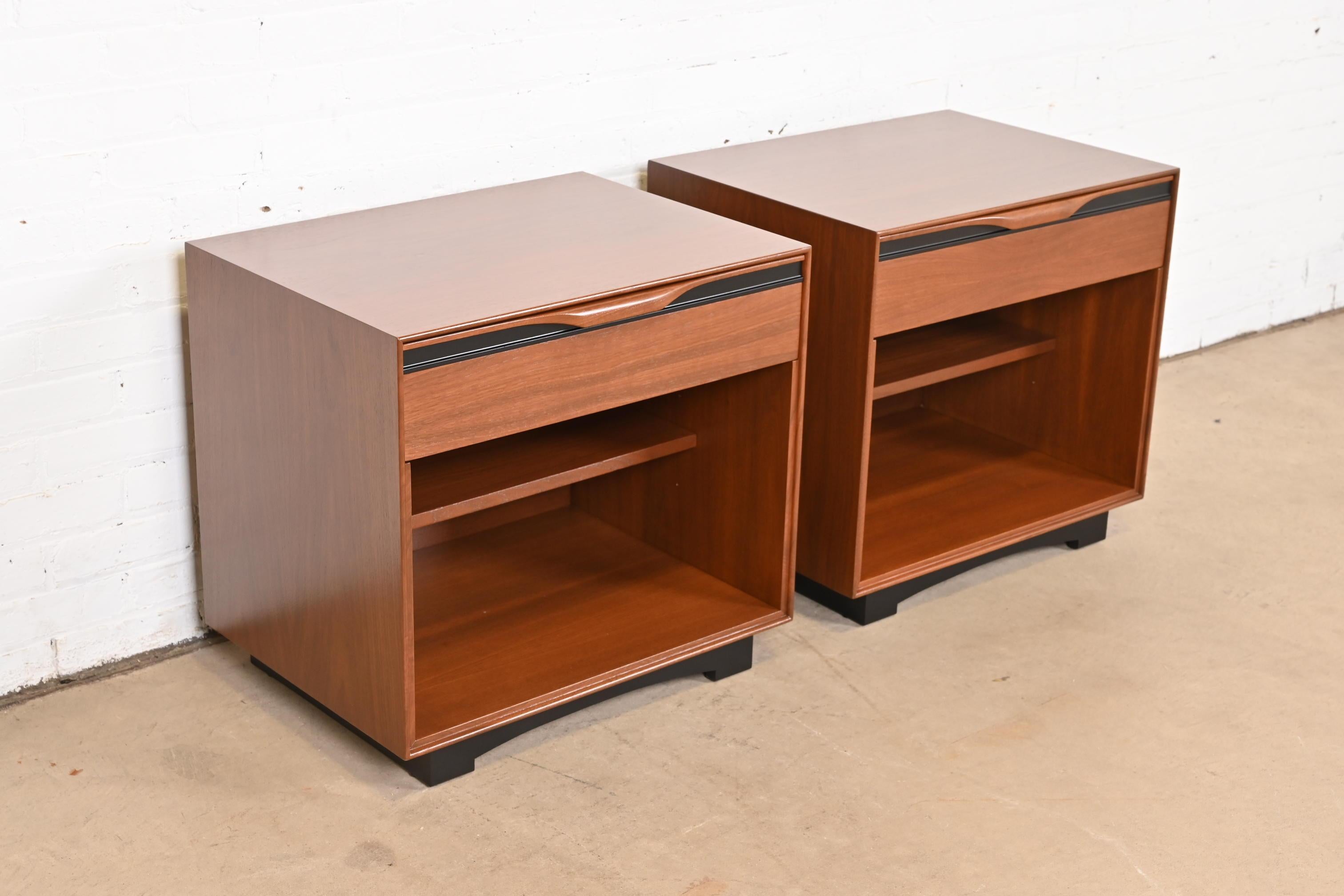 Mid-20th Century John Kapel for Glenn of California Walnut and Black Lacquered Nightstands, Pair For Sale
