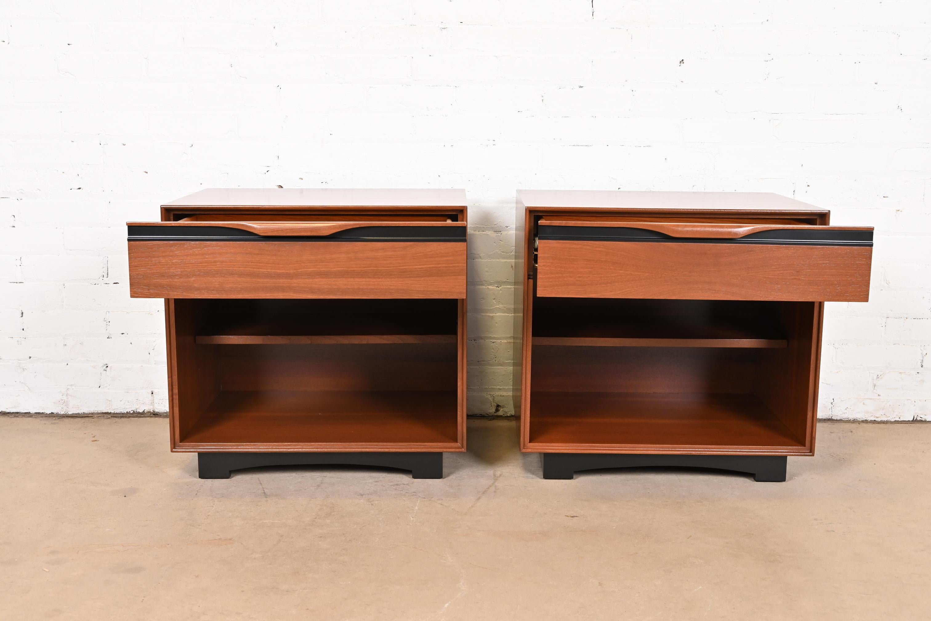 John Kapel for Glenn of California Walnut and Black Lacquered Nightstands, Pair For Sale 1