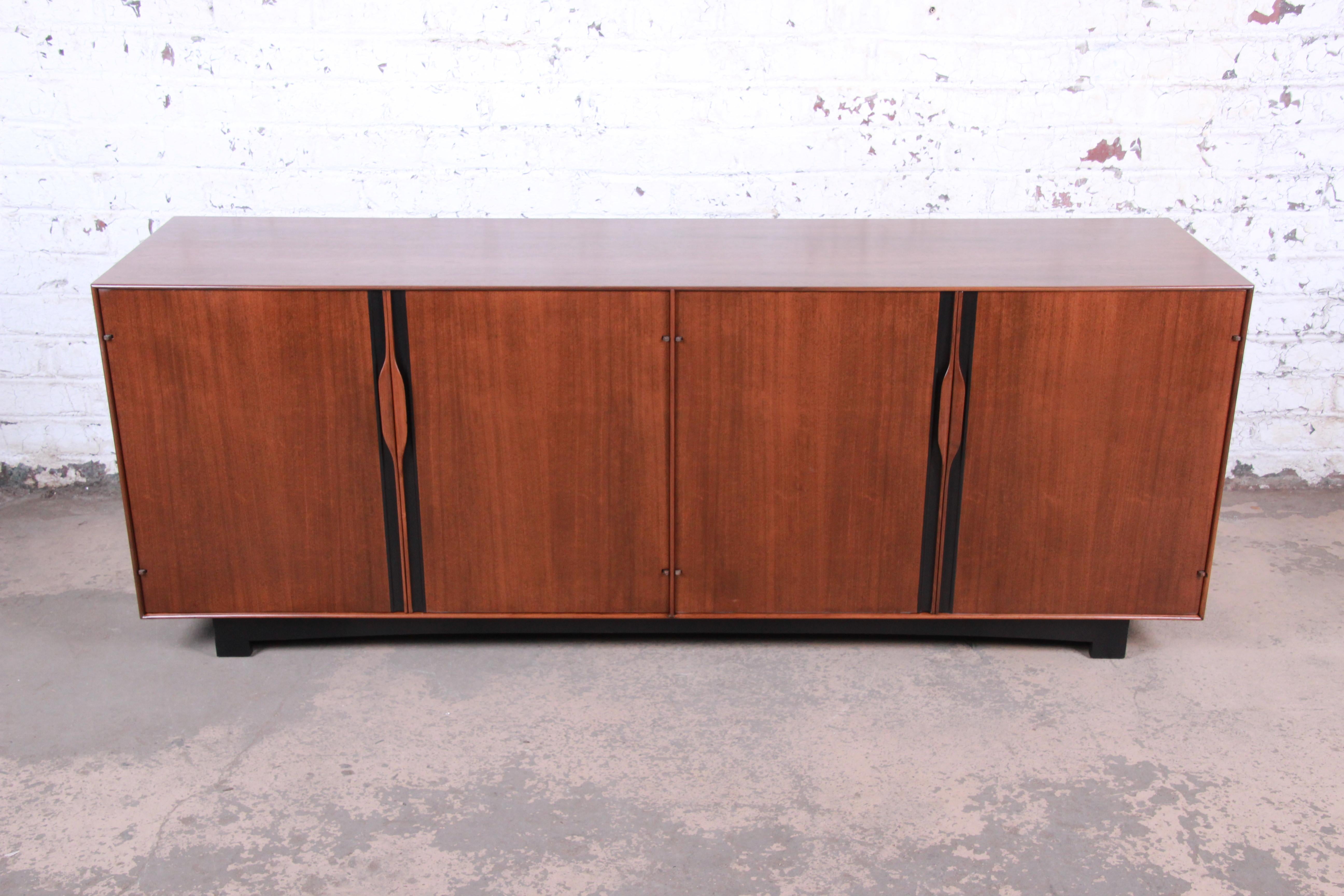 An exceptional Mid-Century Modern walnut sideboard credenza or bar cabinet

Designed by John Kapel for Glenn of California and retailed by John Stuart

USA, 1960s

Walnut and ebonized wood

Measures: 80