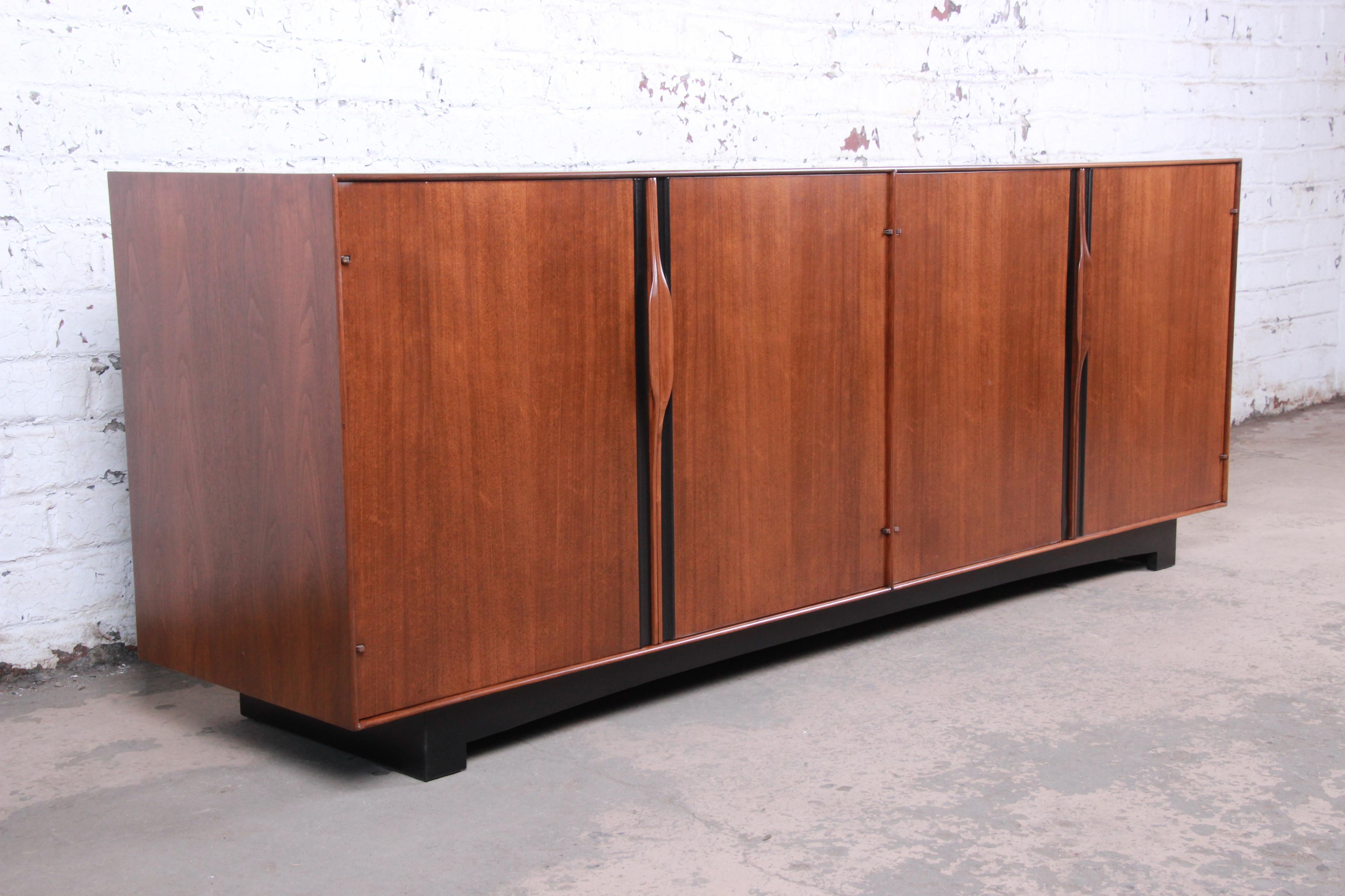 John Kapel for Glenn of California Walnut Sideboard or Bar Cabinet, Restored In Good Condition In South Bend, IN