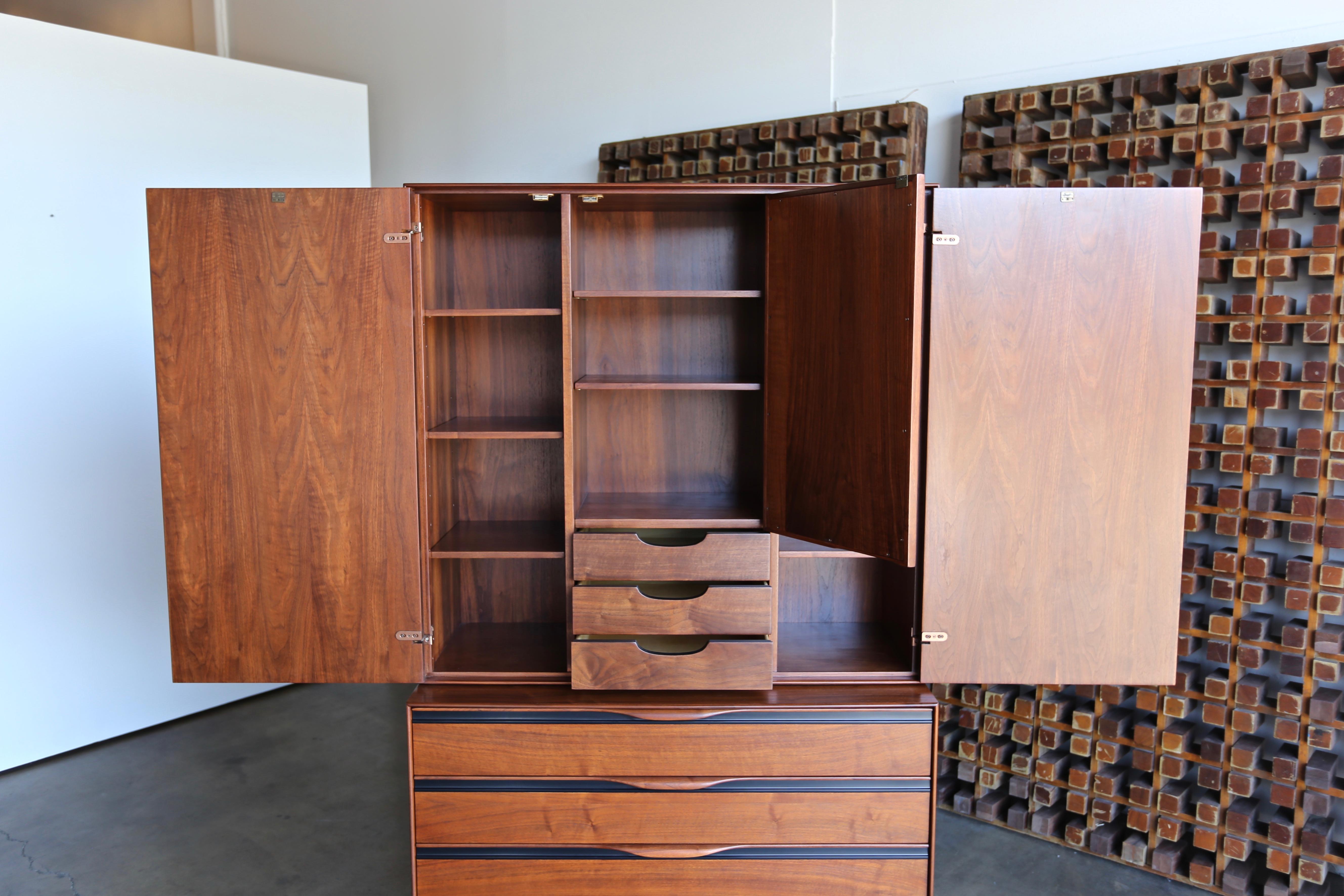 John Kapel Gentleman's Chest for Glenn of California In Excellent Condition In San Juan Capistrano, CA