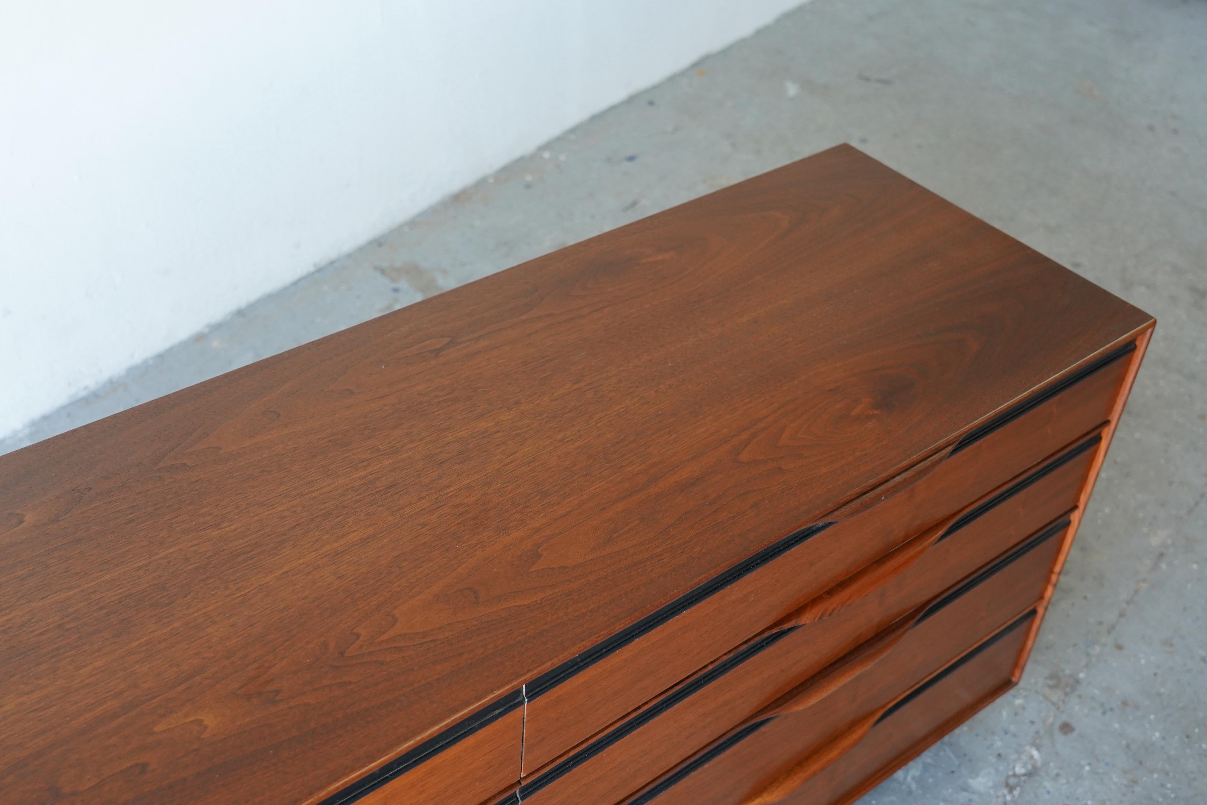John Kapel Mid Century Modern Walnut Dresser Glenn of California In Good Condition For Sale In Las Vegas, NV