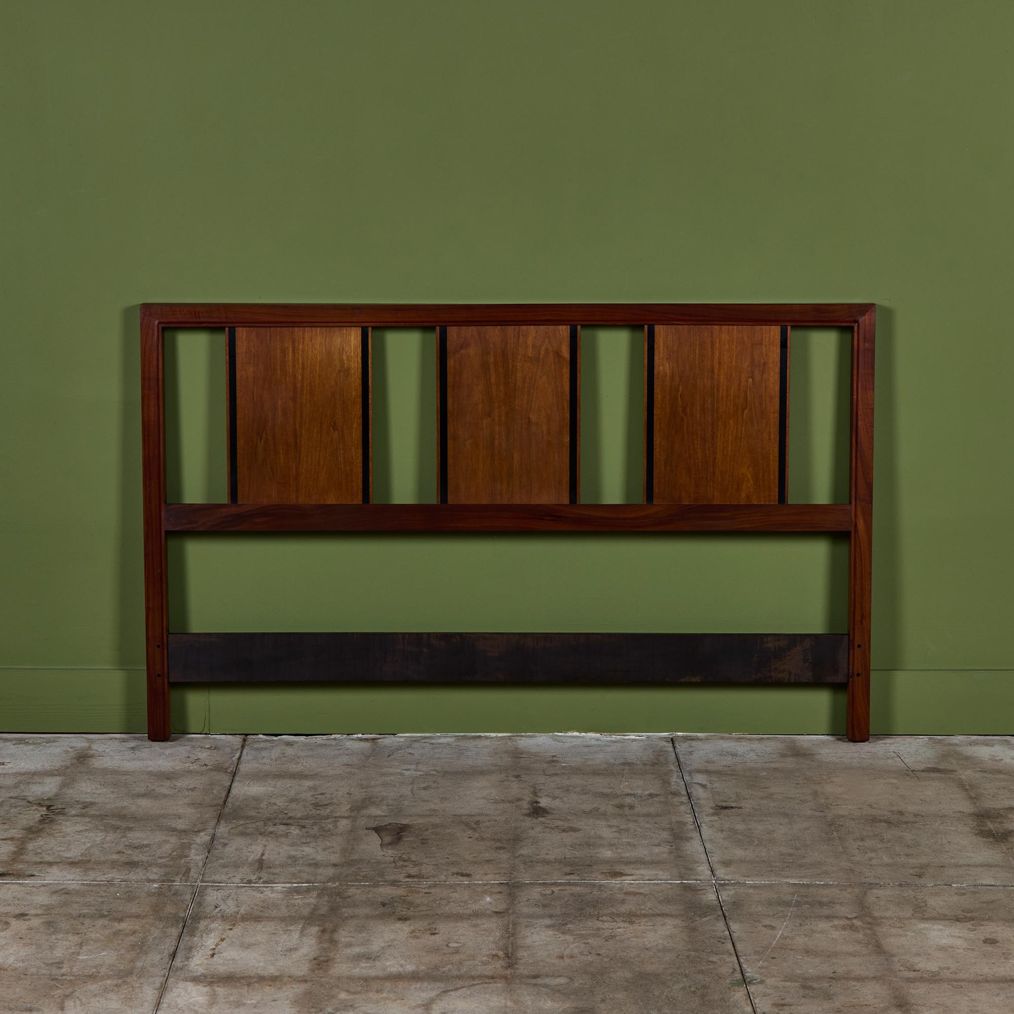 Tête de lit Queen size par John Kapel pour Glenn of California c.1960s, USA. La tête de lit en noyer comporte trois panneaux de bois avec des détails noirs de chaque côté des panneaux.

Dimensions
61
