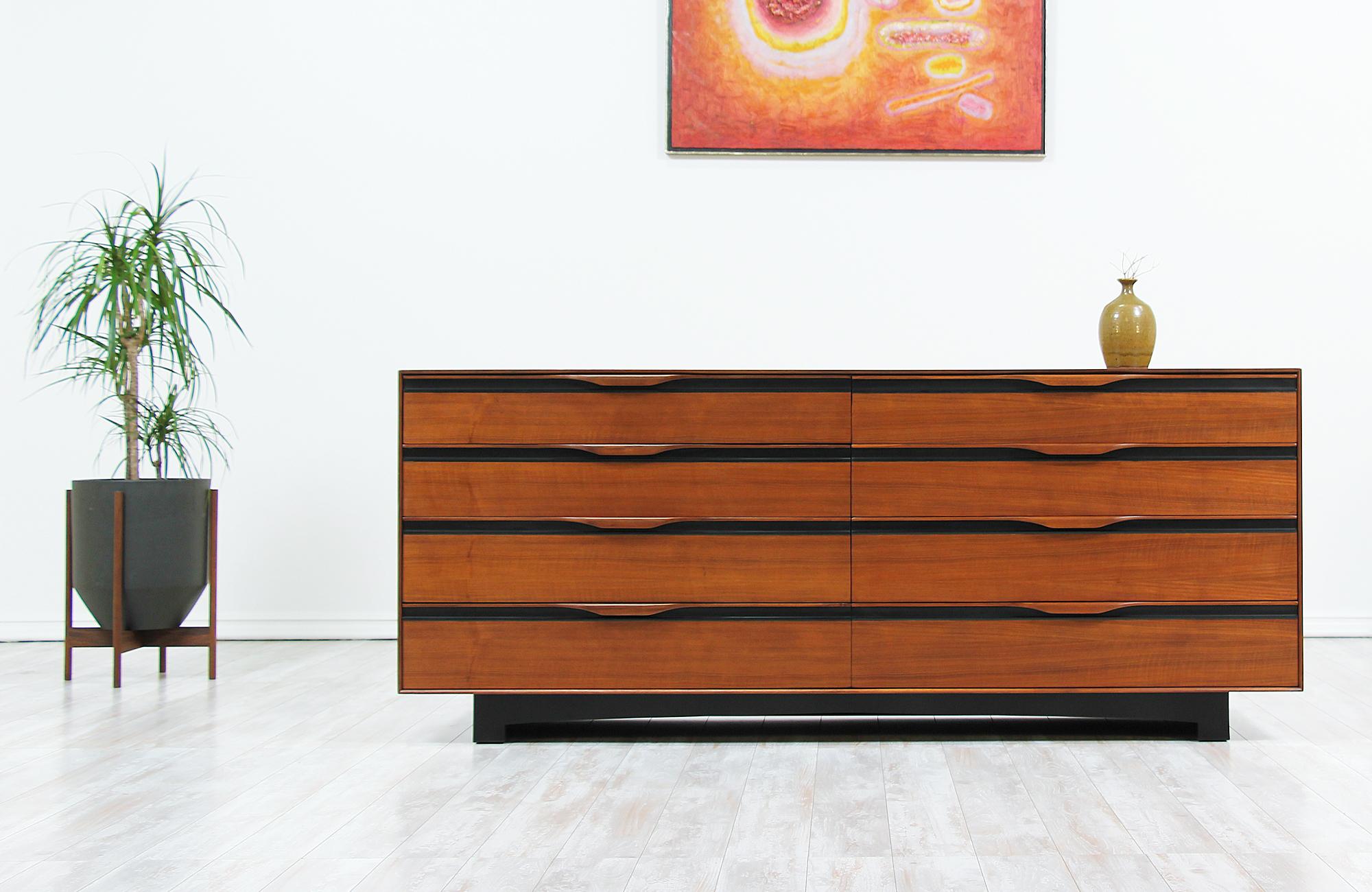 Beautiful dresser designed by John Kapel for Glenn of California in the United States, circa 1950s. This dresser features a solid wood frame with clean lines and modern profiles. This eight-drawer dresser features a rich grain detail throughout and