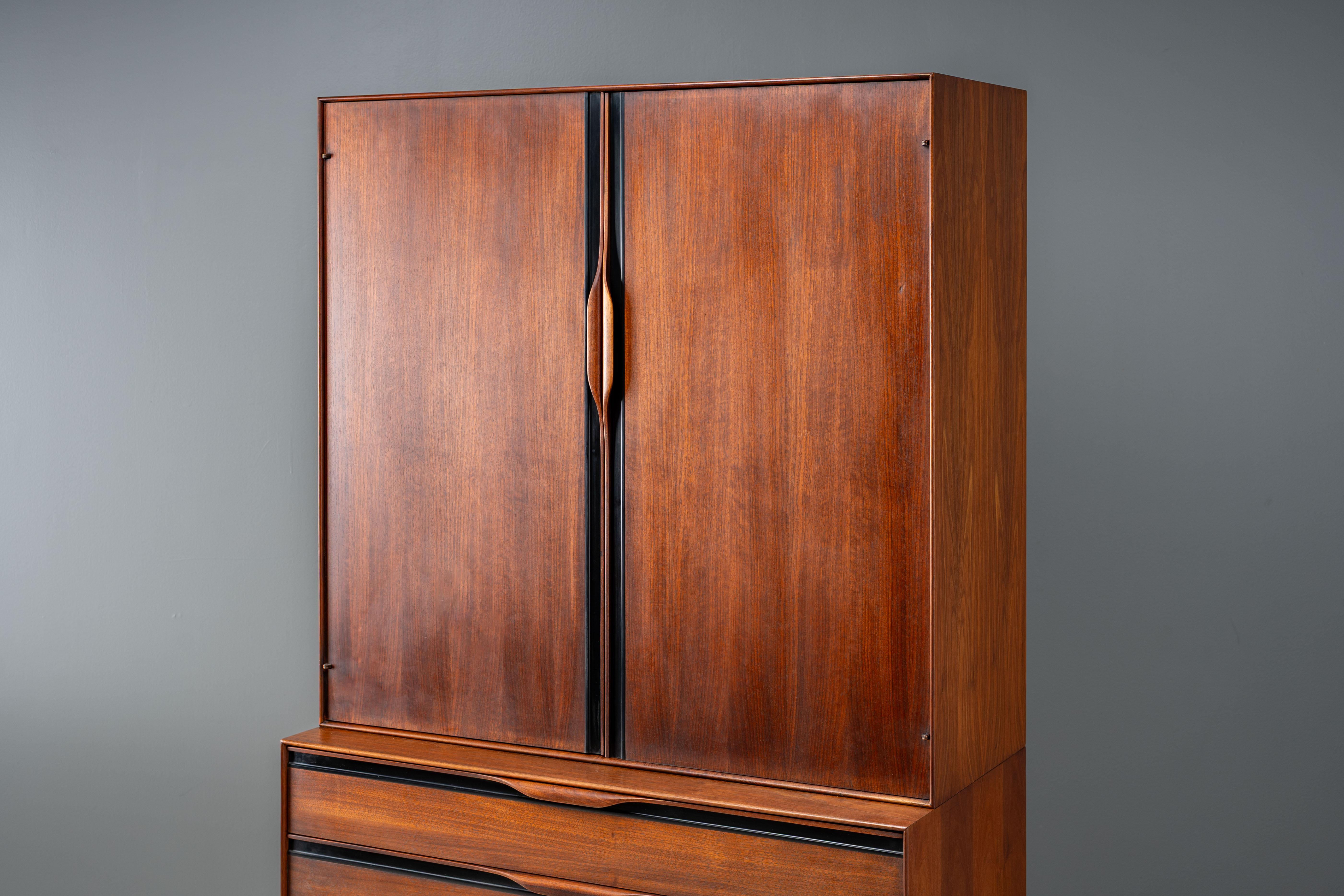 John Kapel Walnut Highboy In Good Condition For Sale In Cambridge, US