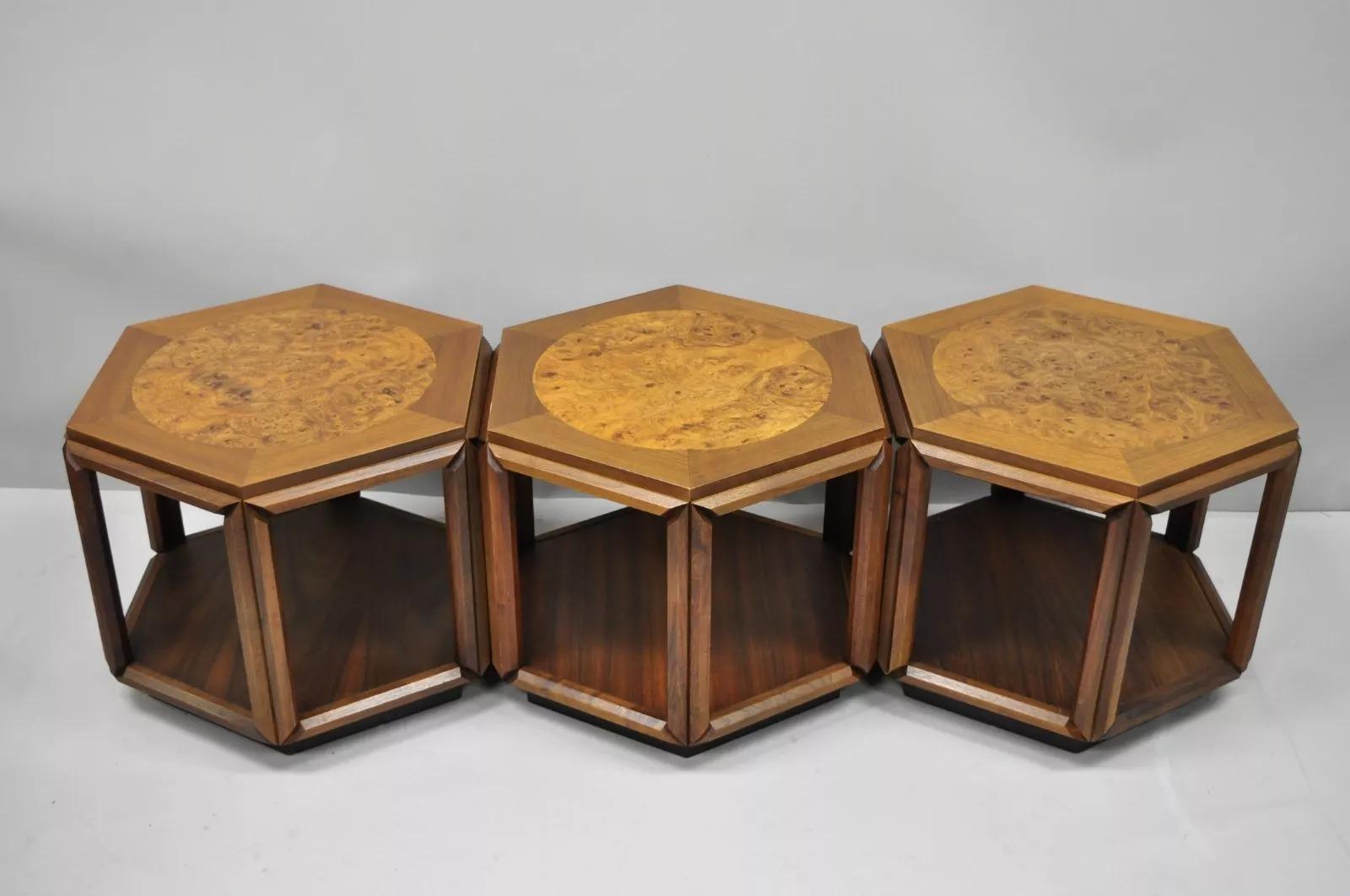 Ensemble de 3 tables d'appoint John Keal Brown en bois de ronce Saltman Hexagone Moderne du Milieu du Siècle.  L'objet présente des coins joliment joints et inclinés, une étagère inférieure, une plate-forme noire, un beau grain de bois, une