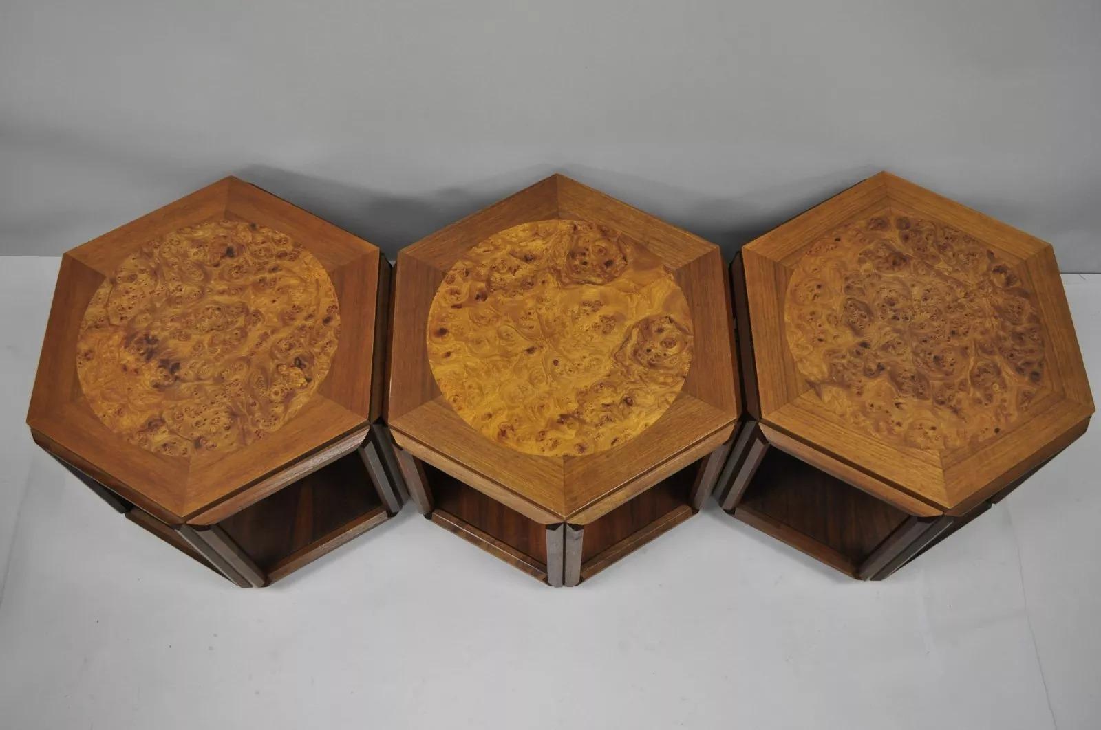 Mid-Century Modern Table d'appoint hexagonale en bois de ronce I John Keal Brown Mid Century Modern Side Table Set of 3 en vente