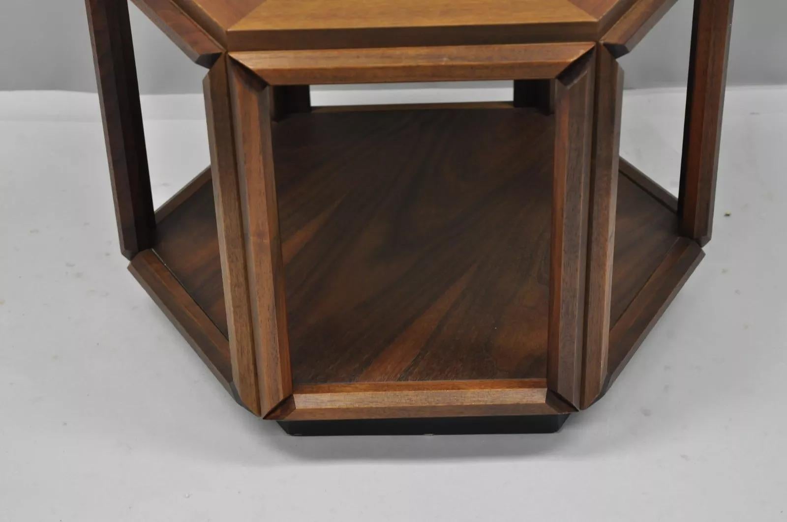 20ième siècle Table d'appoint hexagonale en bois de ronce I John Keal Brown Mid Century Modern Side Table Set of 3 en vente