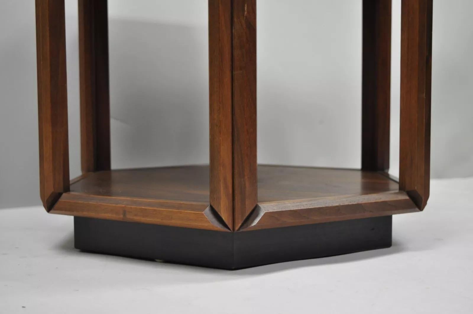 Table d'appoint hexagonale en bois de ronce I John Keal Brown Mid Century Modern Side Table Set of 3 en vente 1