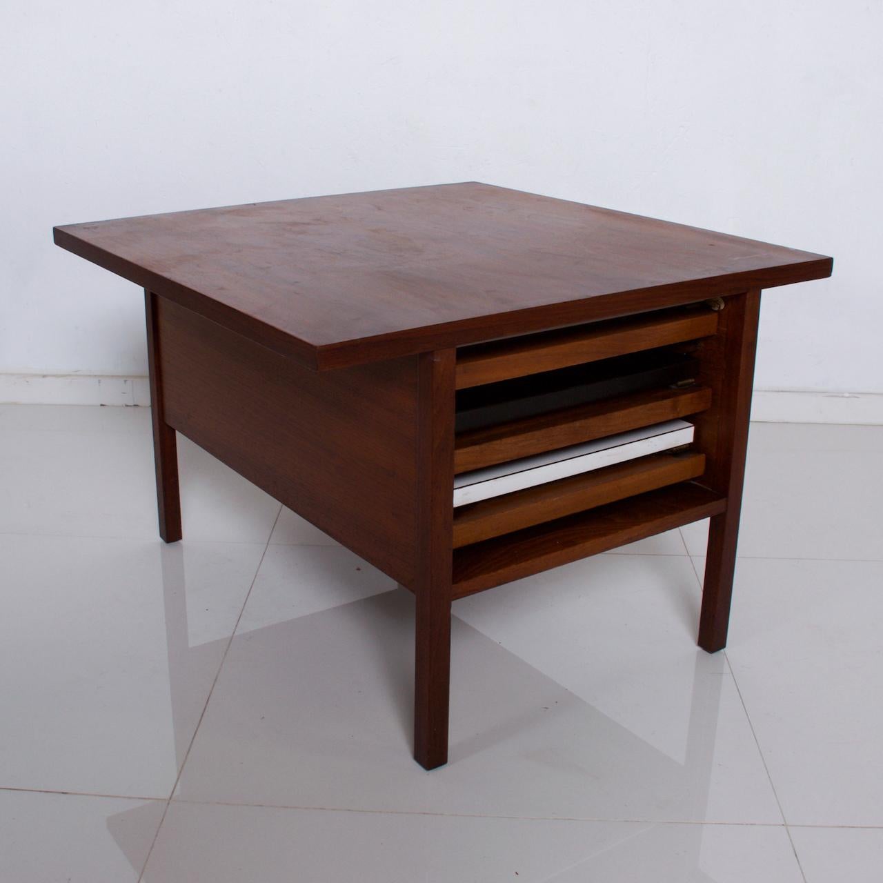Walnut Coffee Table w/ Nesting Side Tables by John Keal for Brown Saltman 1960s In Good Condition In Chula Vista, CA