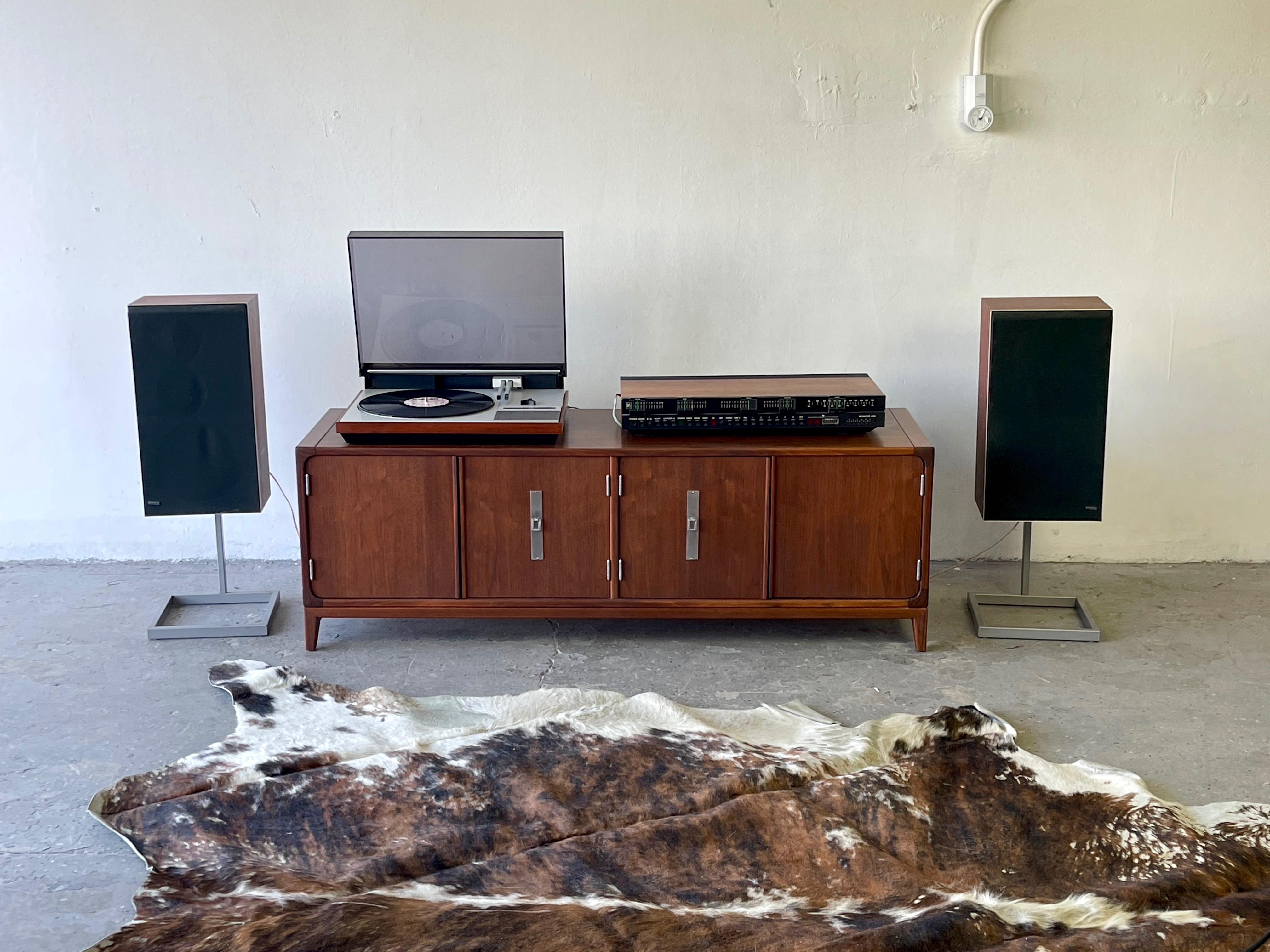 Mid-Century Modern cabinet designed by John Keal for Brown-Saltman.

This cabinet can meet lots of needs from a rocking stereo stand with lots of room for a ton of your favorite vinyl. Or great TV stand. Or can be used as a bench. 


Walnut