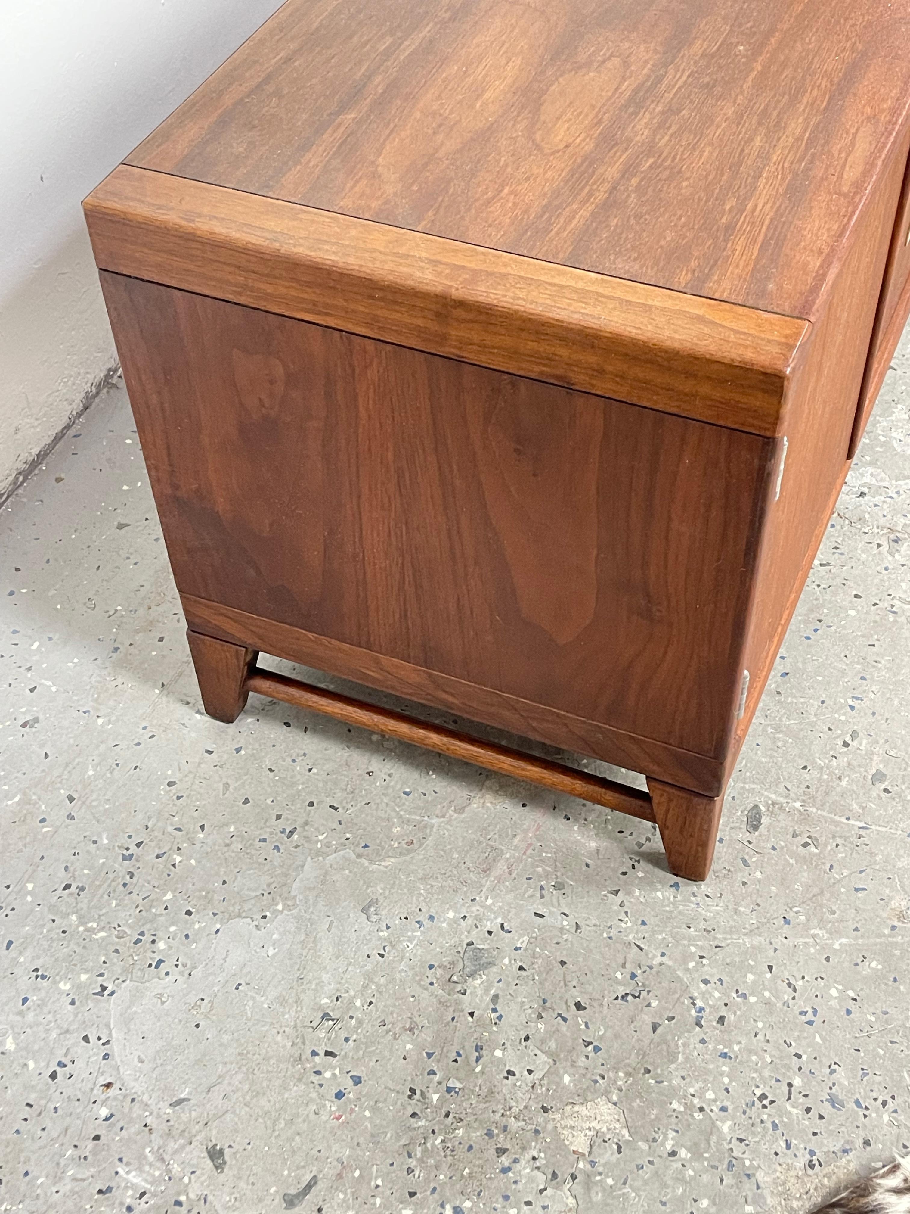 Walnut John Keal Brown-Saltman Mid-Century Modern Low Credenza, Record, Stereo Cabinet