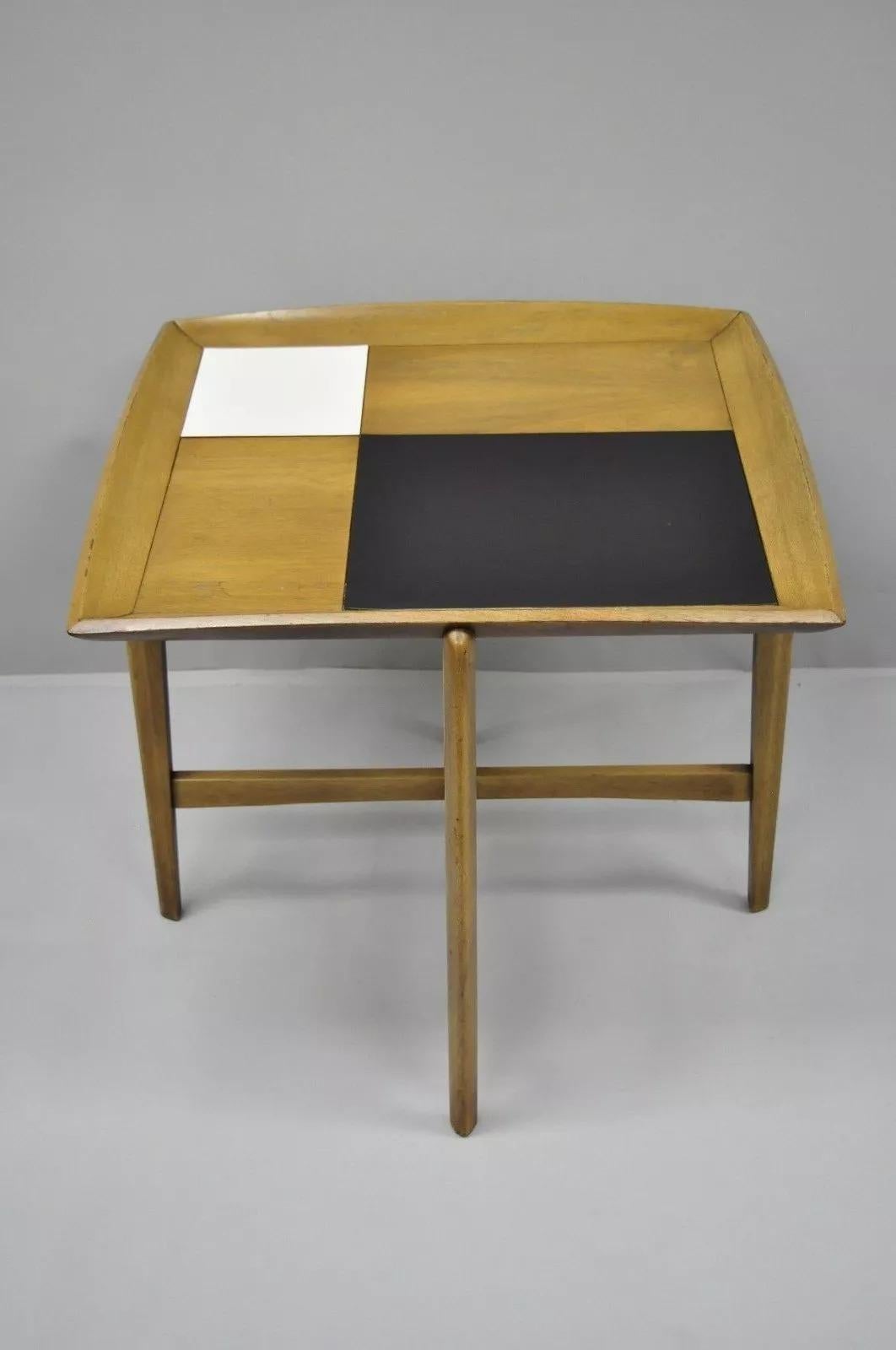 Dänischer moderner skulpturaler Beistelltisch aus Nussbaumholz, zugeschrieben John Keal für Brown Saltman. Schwarz-weißes Laminat, geschwungene Schalenränder, Massivholzkonstruktion, schöne Holzmaserung, spitz zulaufende Beine, schlanke skulpturale