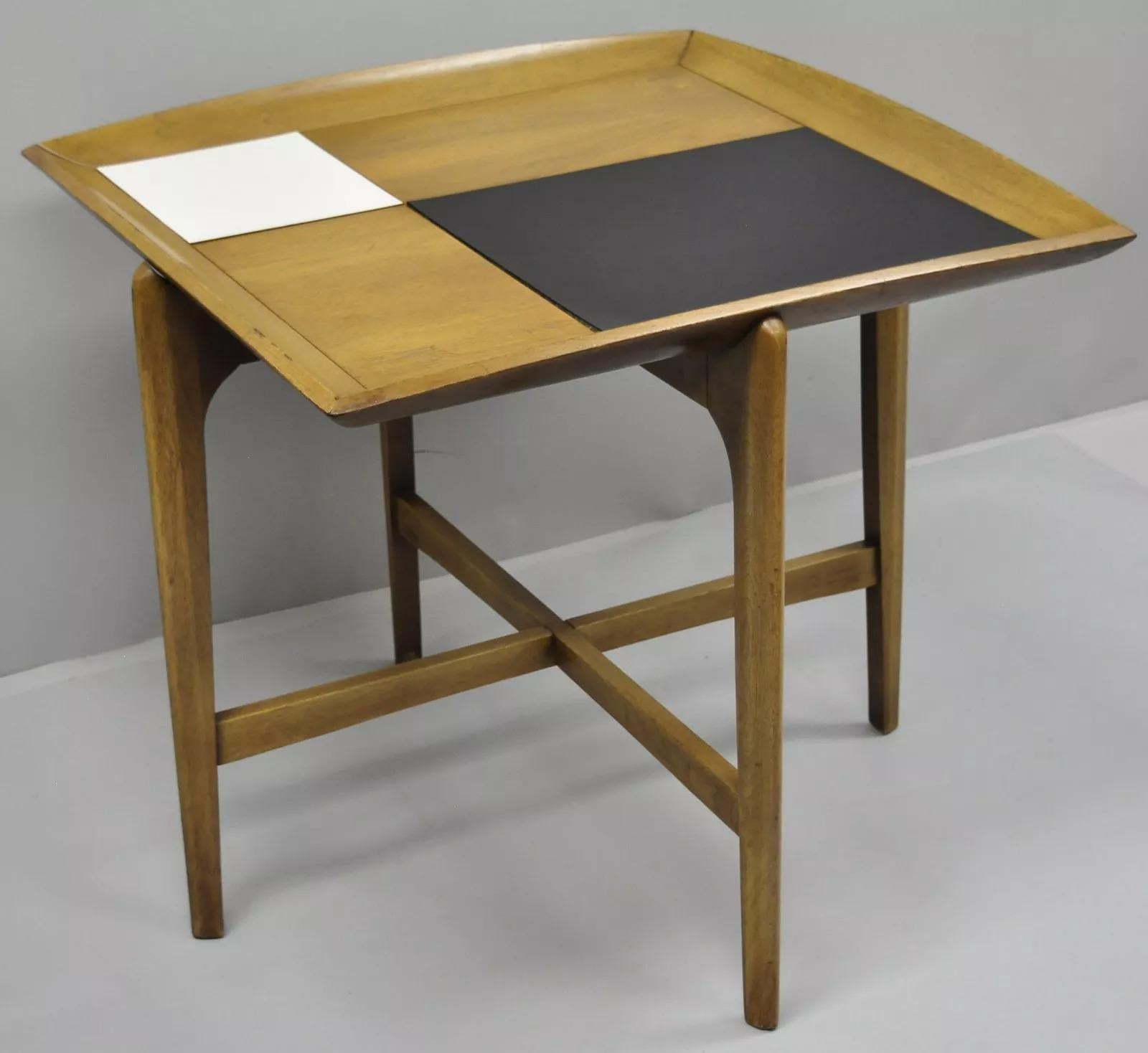 John Keal Brown Saltman Skulpturaler Nussbaum Mid Century Danish Modern Beistelltisch (Moderne der Mitte des Jahrhunderts) im Angebot