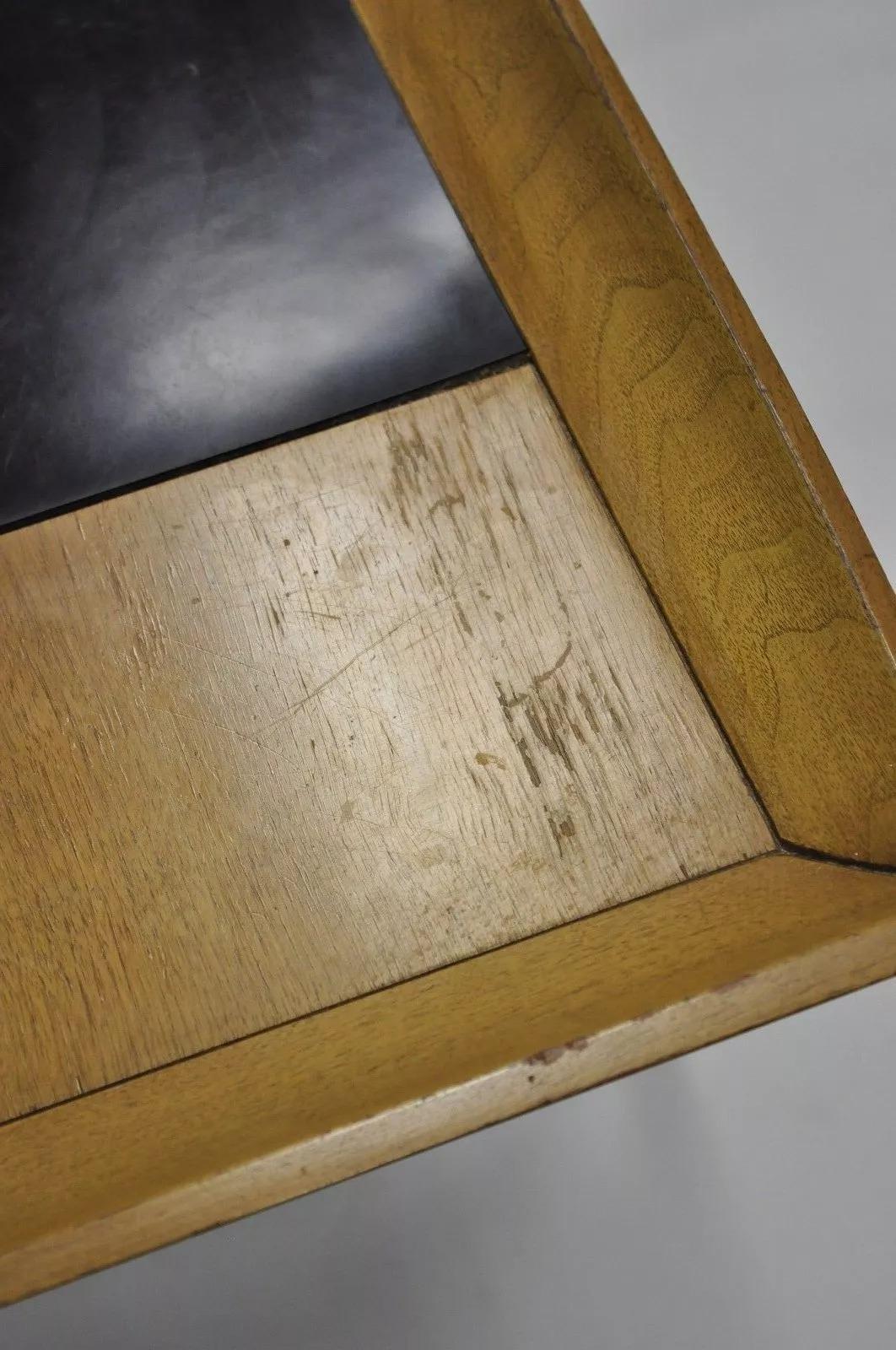 John Keal Brown Saltman Skulpturaler Nussbaum Mid Century Danish Modern Beistelltisch (20. Jahrhundert) im Angebot