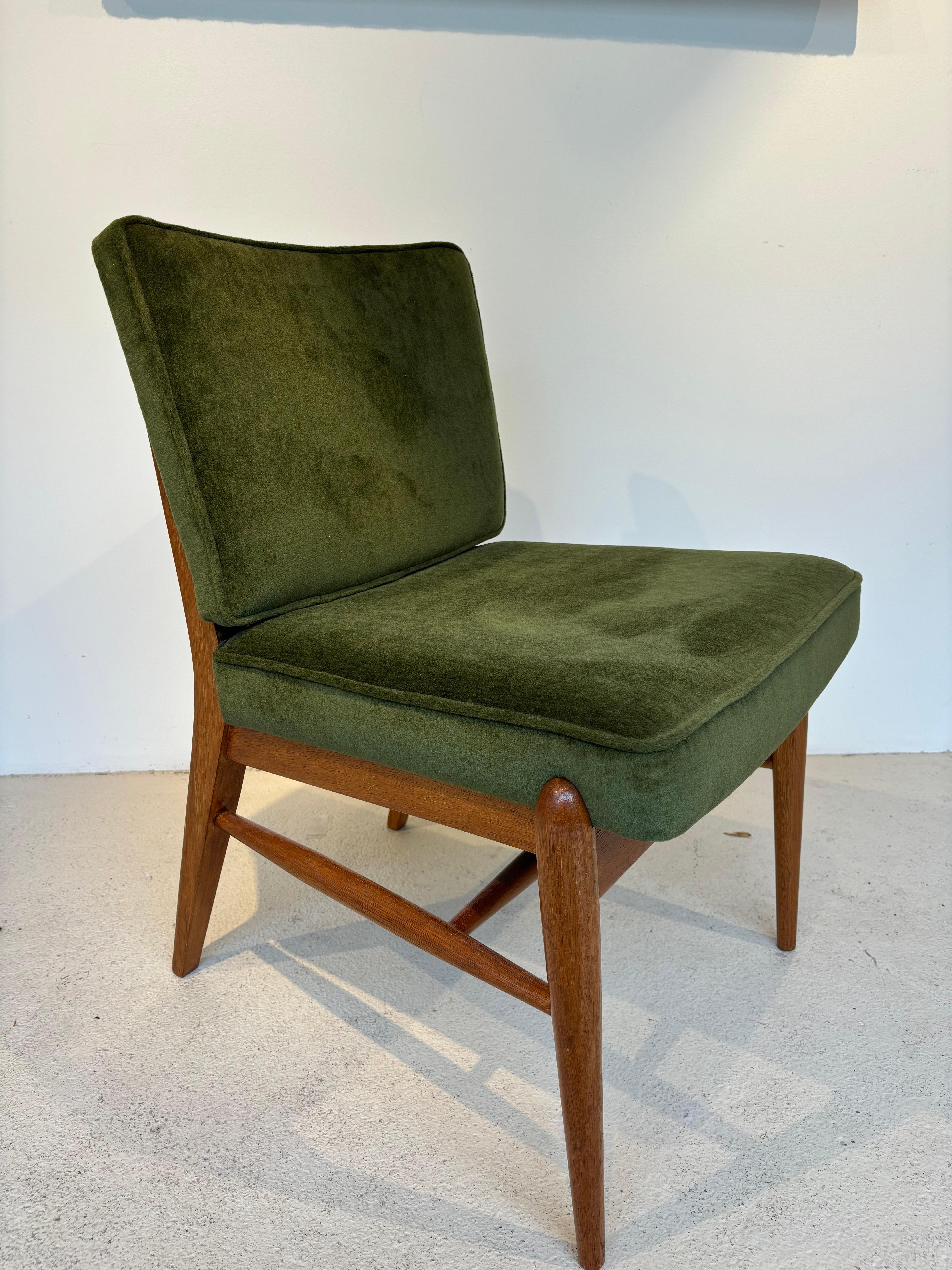 Jolie chauffeuse par John Keal, attribuée parfois à Gibbings. 