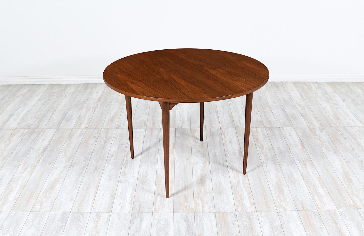 John Keal Expanding Walnut Dining Table for Brown Saltman In Excellent Condition In Los Angeles, CA