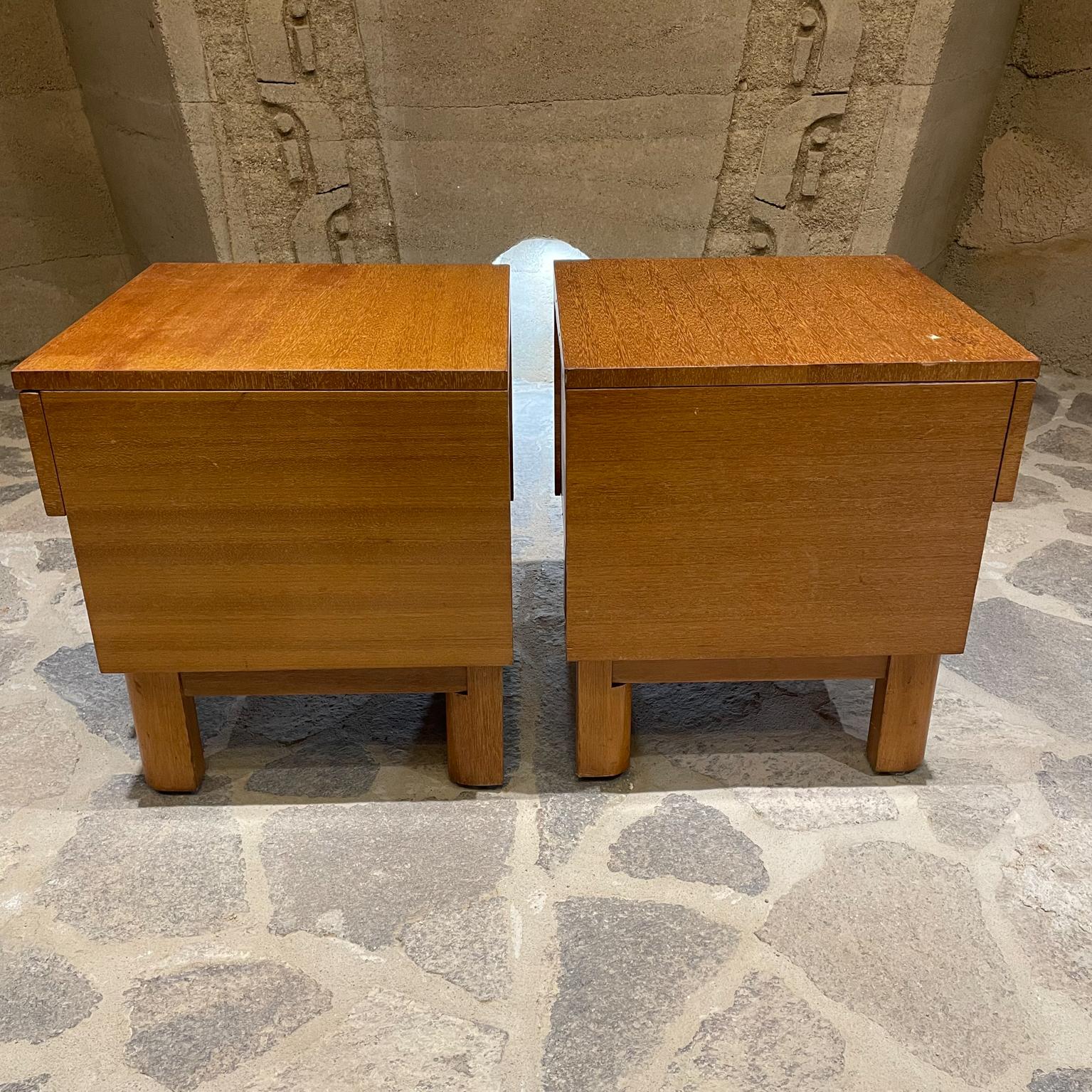  1950s John Keal for Brown Saltman Clean Nightstands Blonde Mahogany & Brass In Good Condition For Sale In Chula Vista, CA