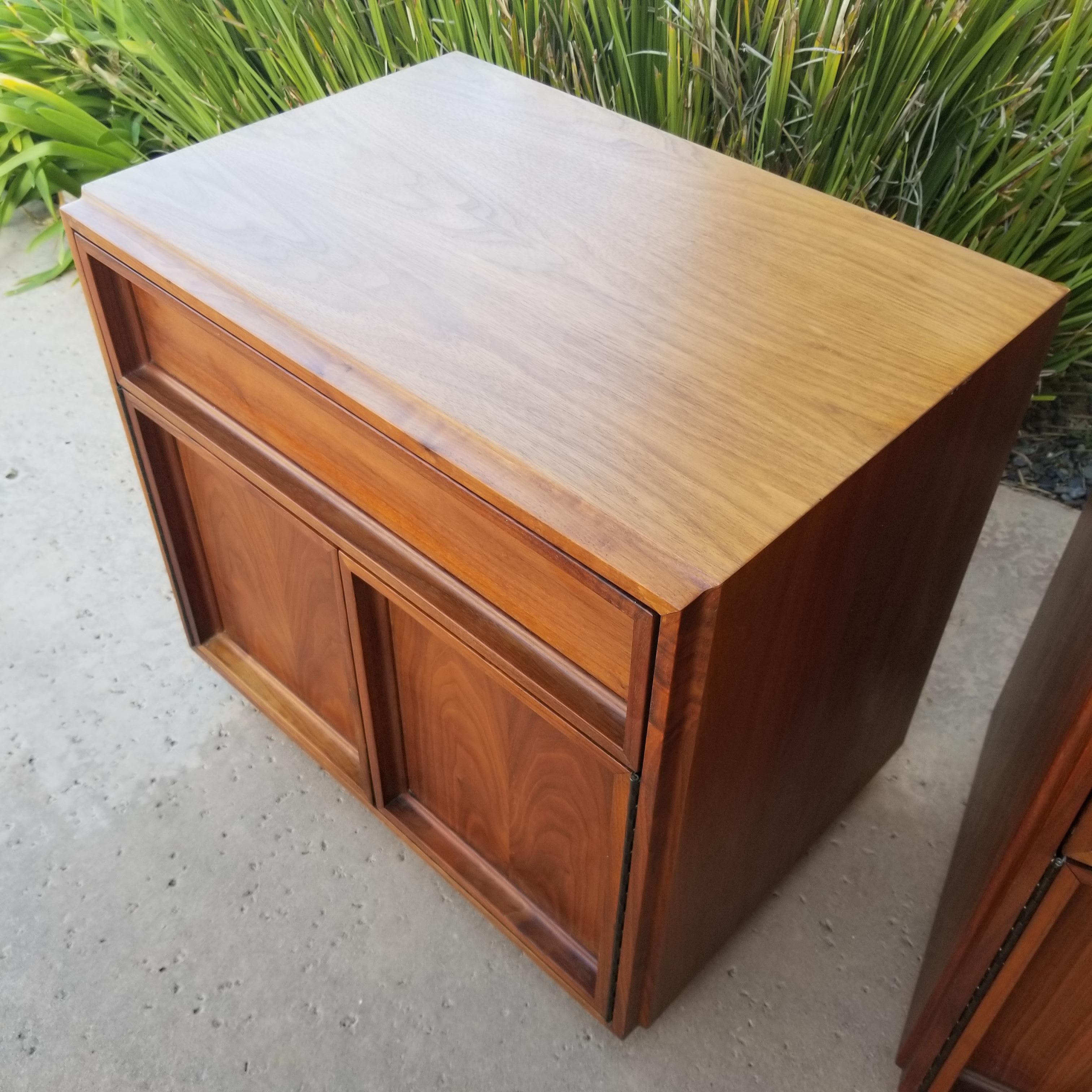 1960s John Keal Brown Saltman Spacious Modern Nightstands Cabinets Walnut Wood 7