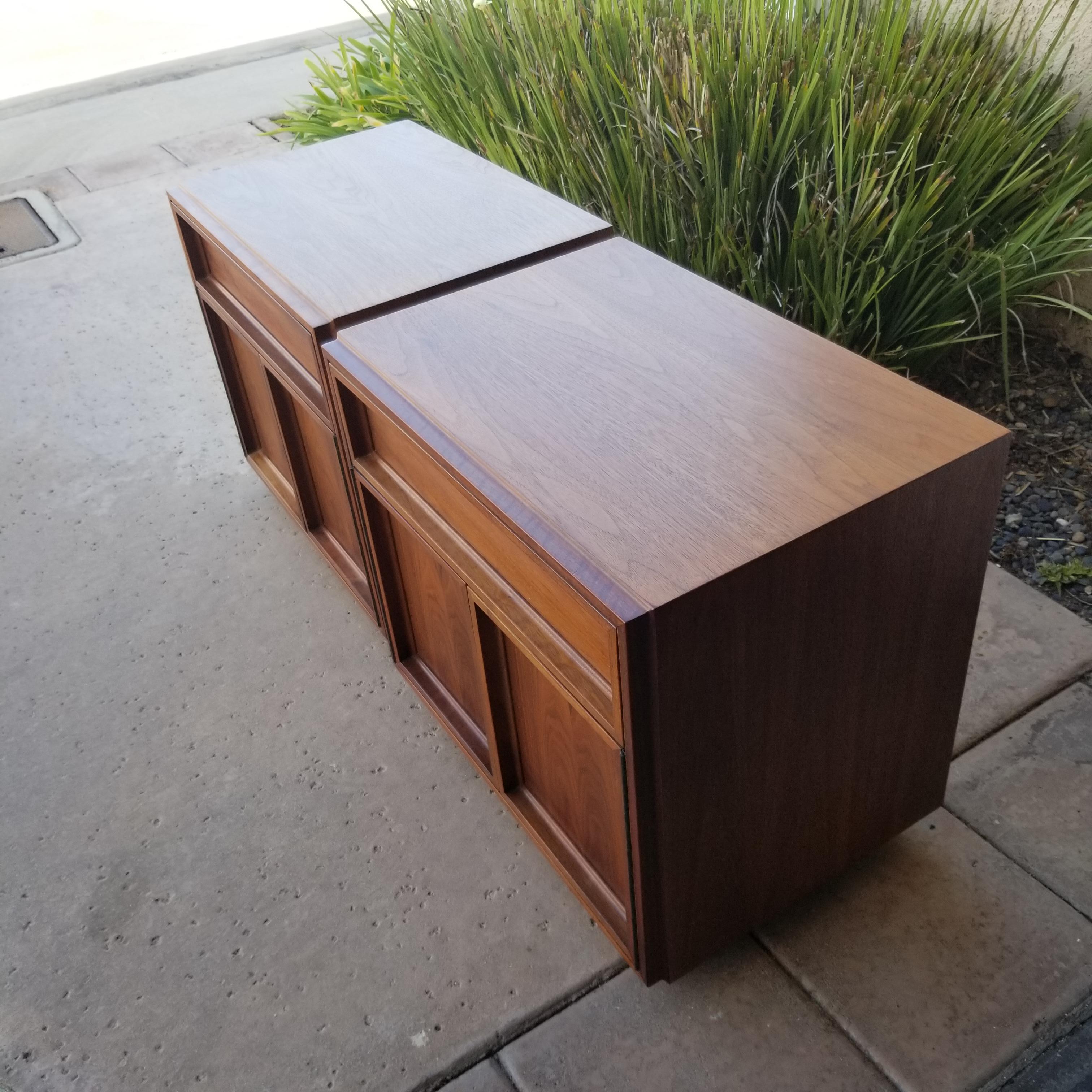 Nightstands
1960s designer John Keal for Brown Saltman Crisp Modern Walnut Wood Nightstands
Designed with Spacious Drawer and Cabinet. Ideal as small cabinet or nightstands.
24 w x 16.5 d x 22 tall inches
Hidden sculptural built-in pull handle.