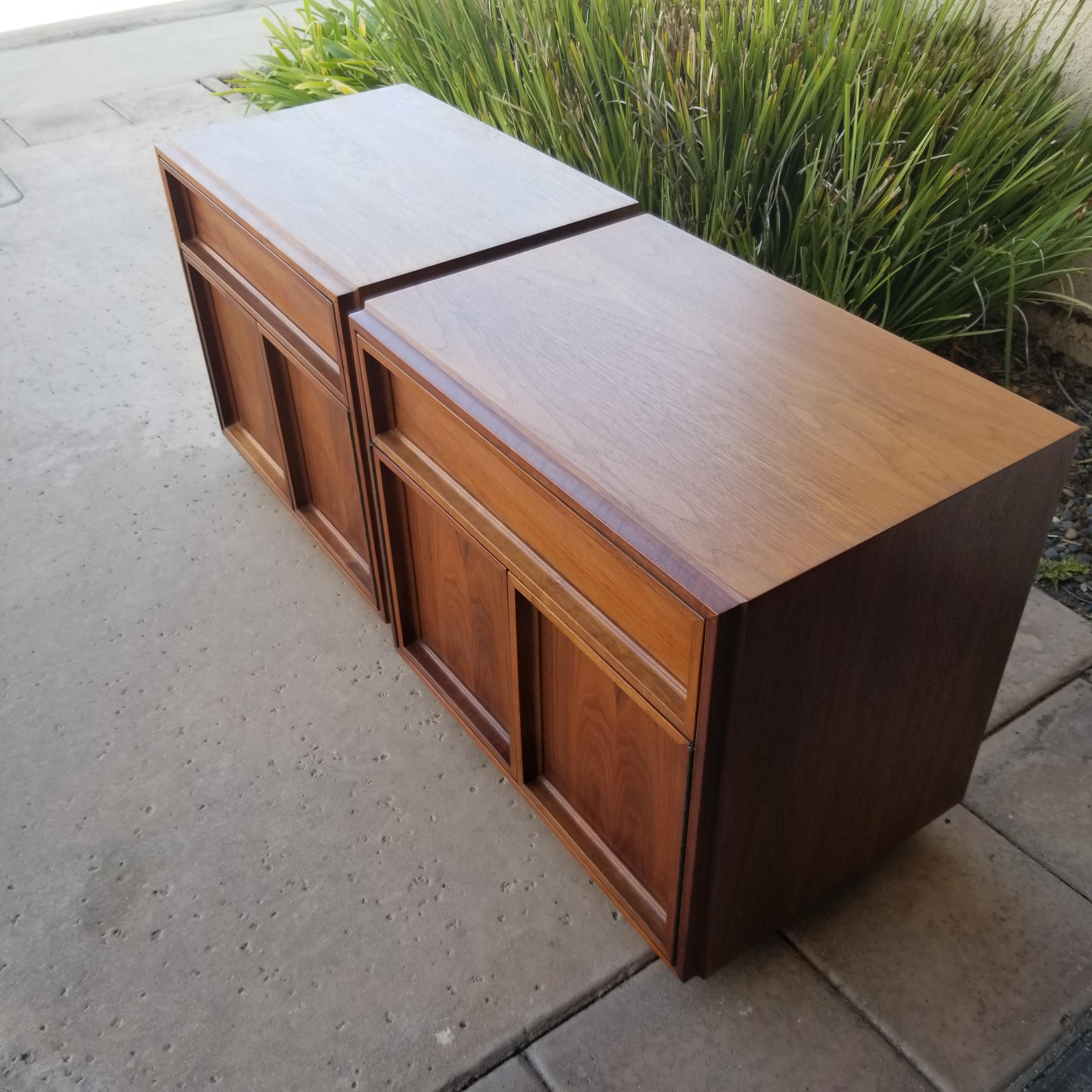 1960s John Keal Brown Saltman Spacious Modern Nightstands Cabinets Walnut Wood In Good Condition In Chula Vista, CA