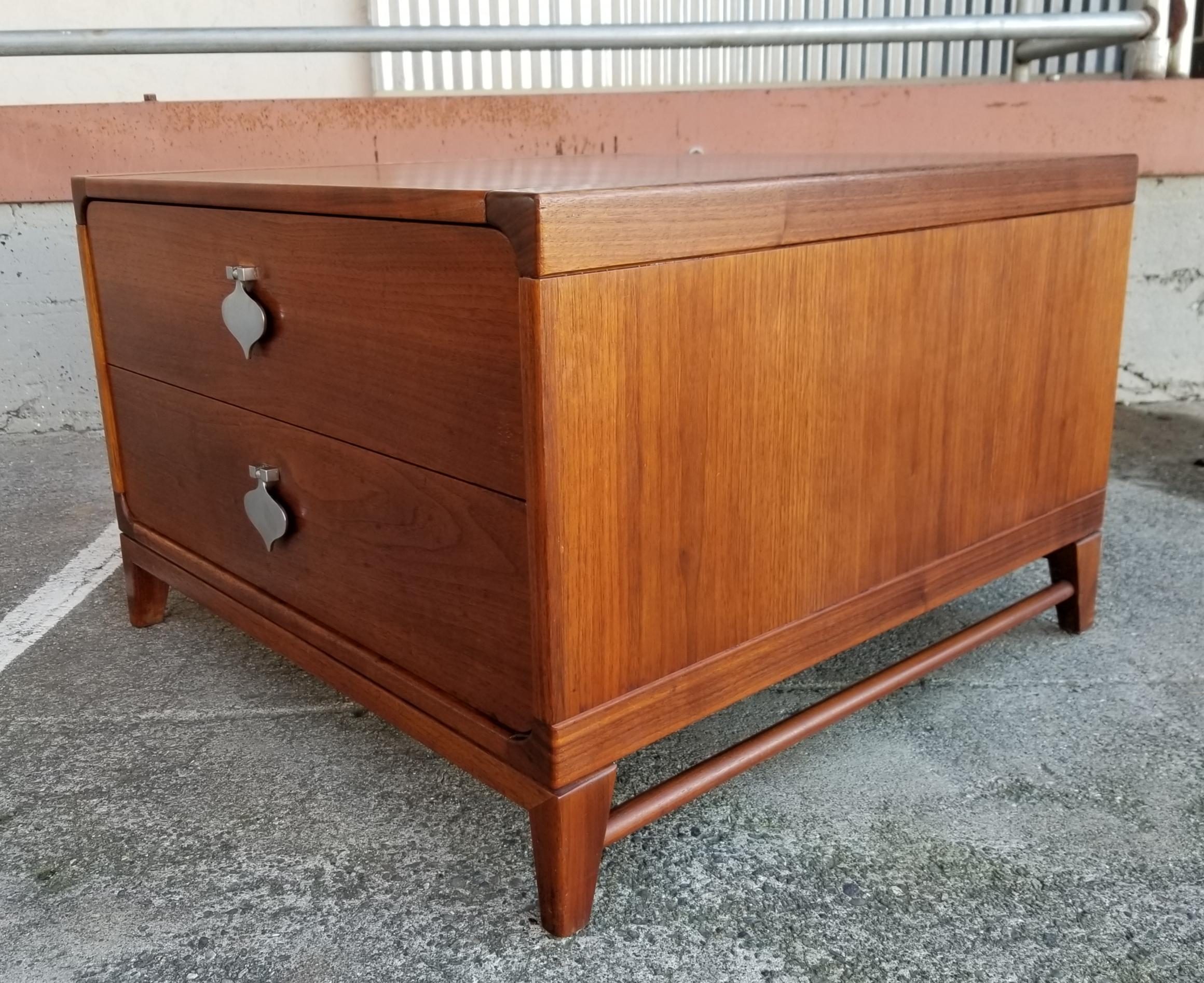 Mid-Century Modern square end table designed by John Keal for Brown-Saltman of California. Featuring 2 large drawers. Dovetail construction with solid oak secondary woods. Retains Brown-Saltman label. Very good original condition.