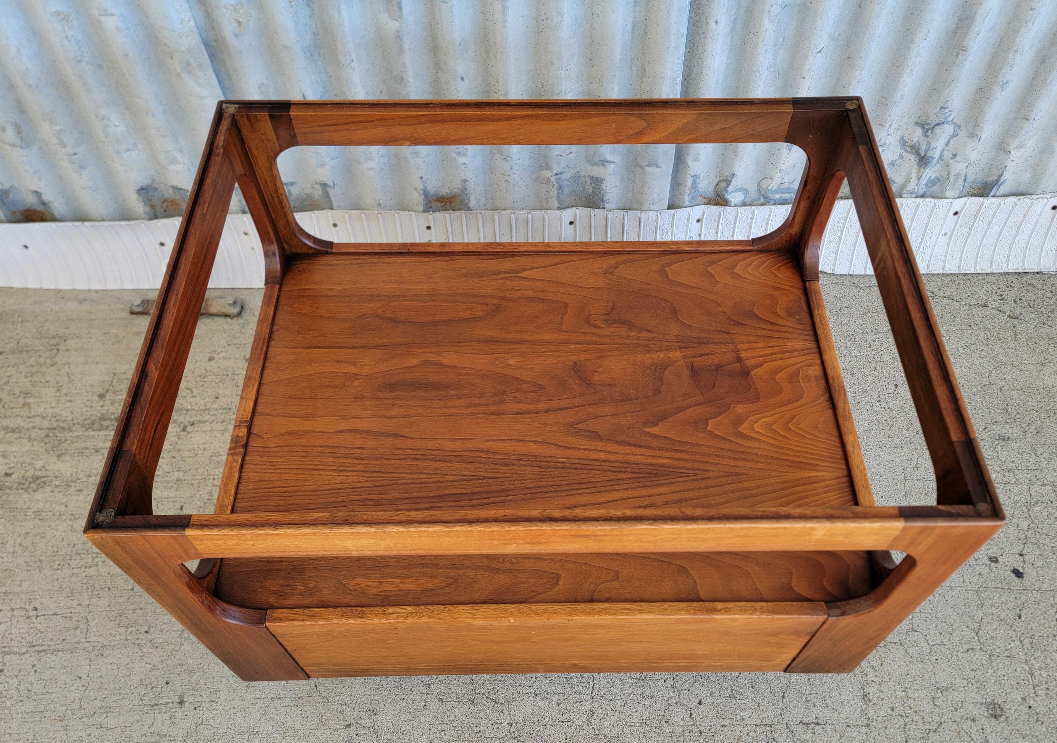 John Keal for Brown Saltman Glass Top End Table Solid Walnut In Good Condition For Sale In Fulton, CA