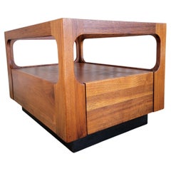 John Keal per Brown Saltman Tavolino con piano in vetro Noce massiccio