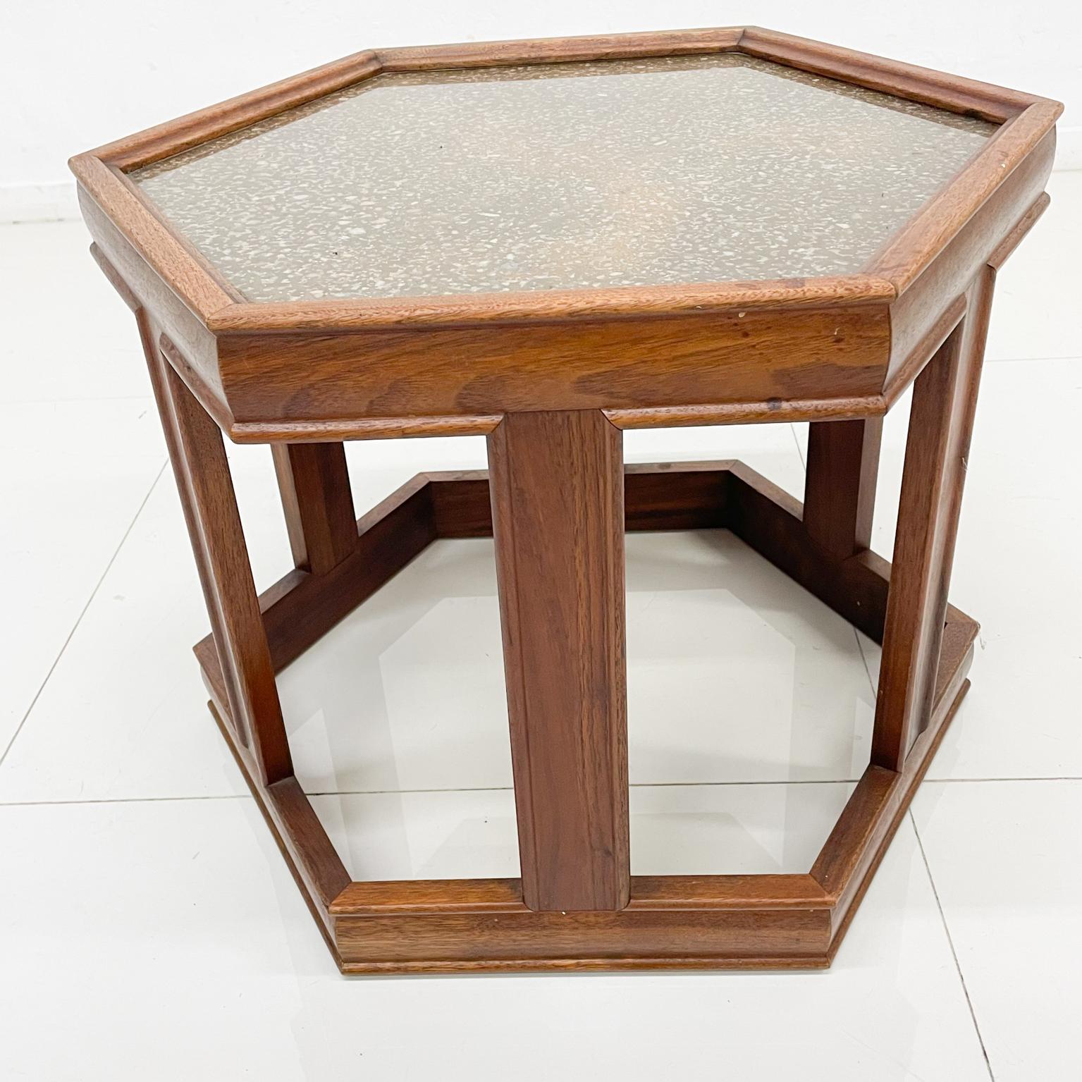 Mid-Century Modern Table d'appoint hexagonale en noyer avec verre émaillé John Keal pour Brown Saltman, années 1960 en vente