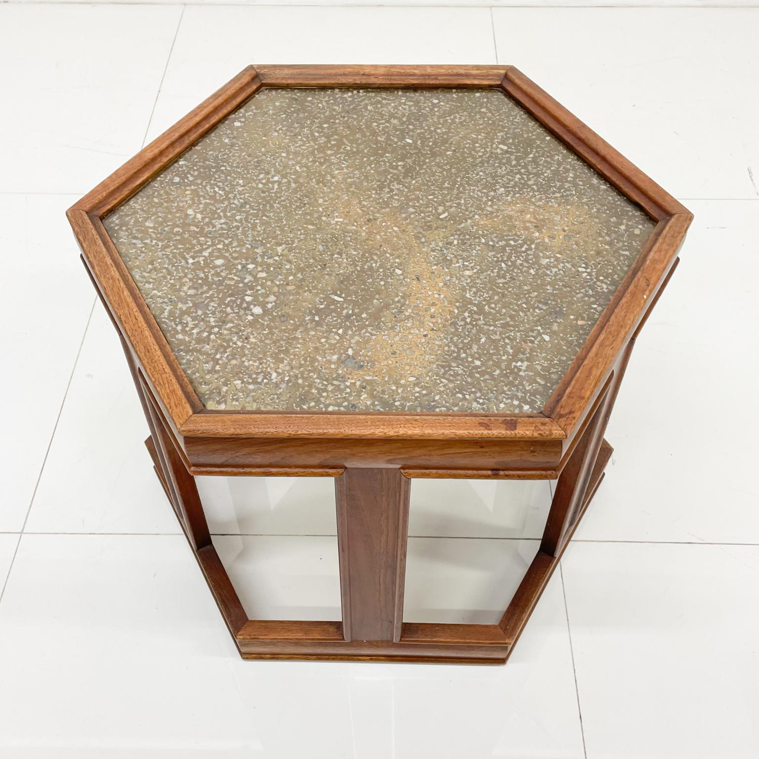 Américain Table d'appoint hexagonale en noyer avec verre émaillé John Keal pour Brown Saltman, années 1960 en vente