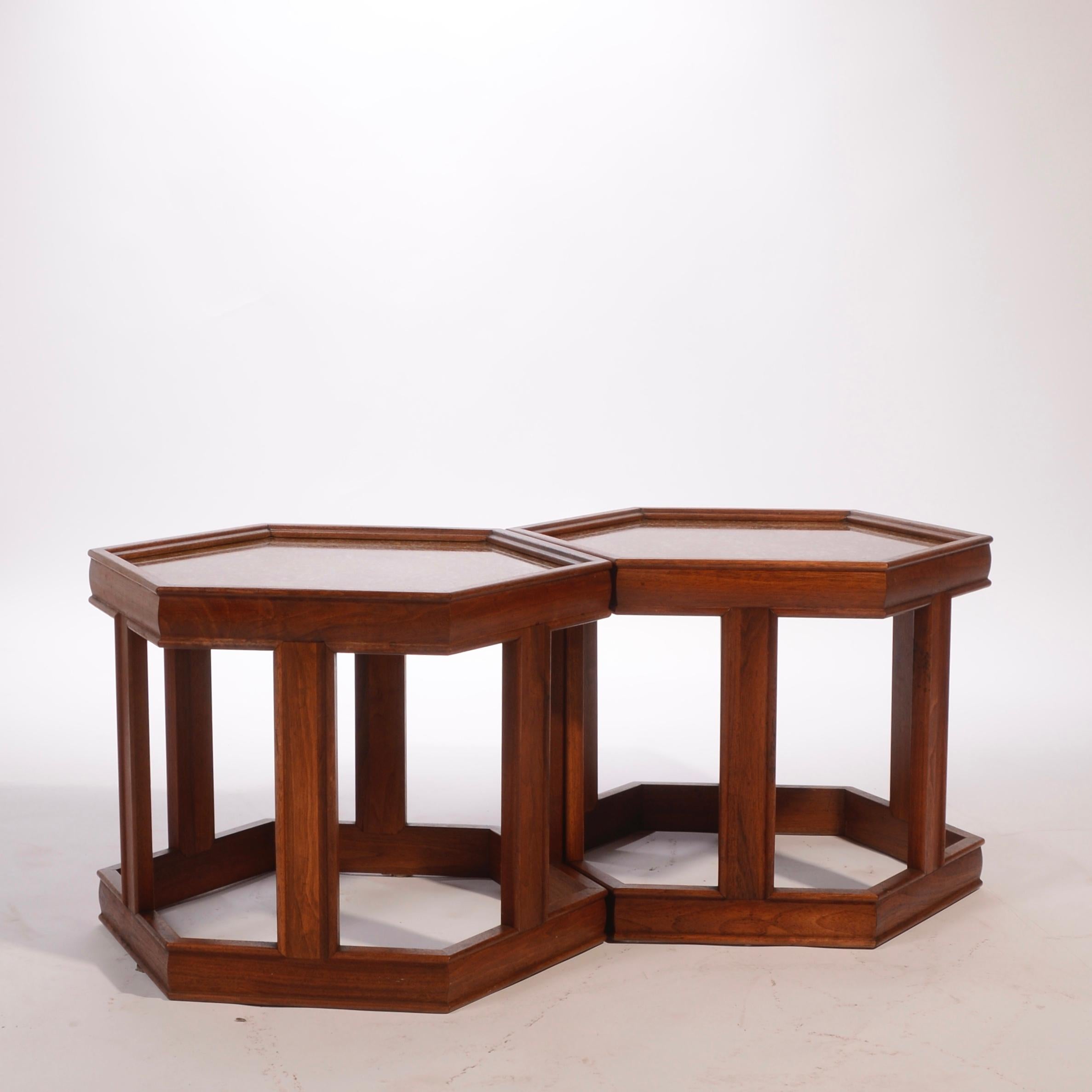 Satz von zwei sechseckigen Tischen von John Keal für Brown Saltman. Die Rahmen sind aus Nussbaumholz mit emailliertem, strukturiertem Design unter Glasplatten.  Preis pro Tisch. 