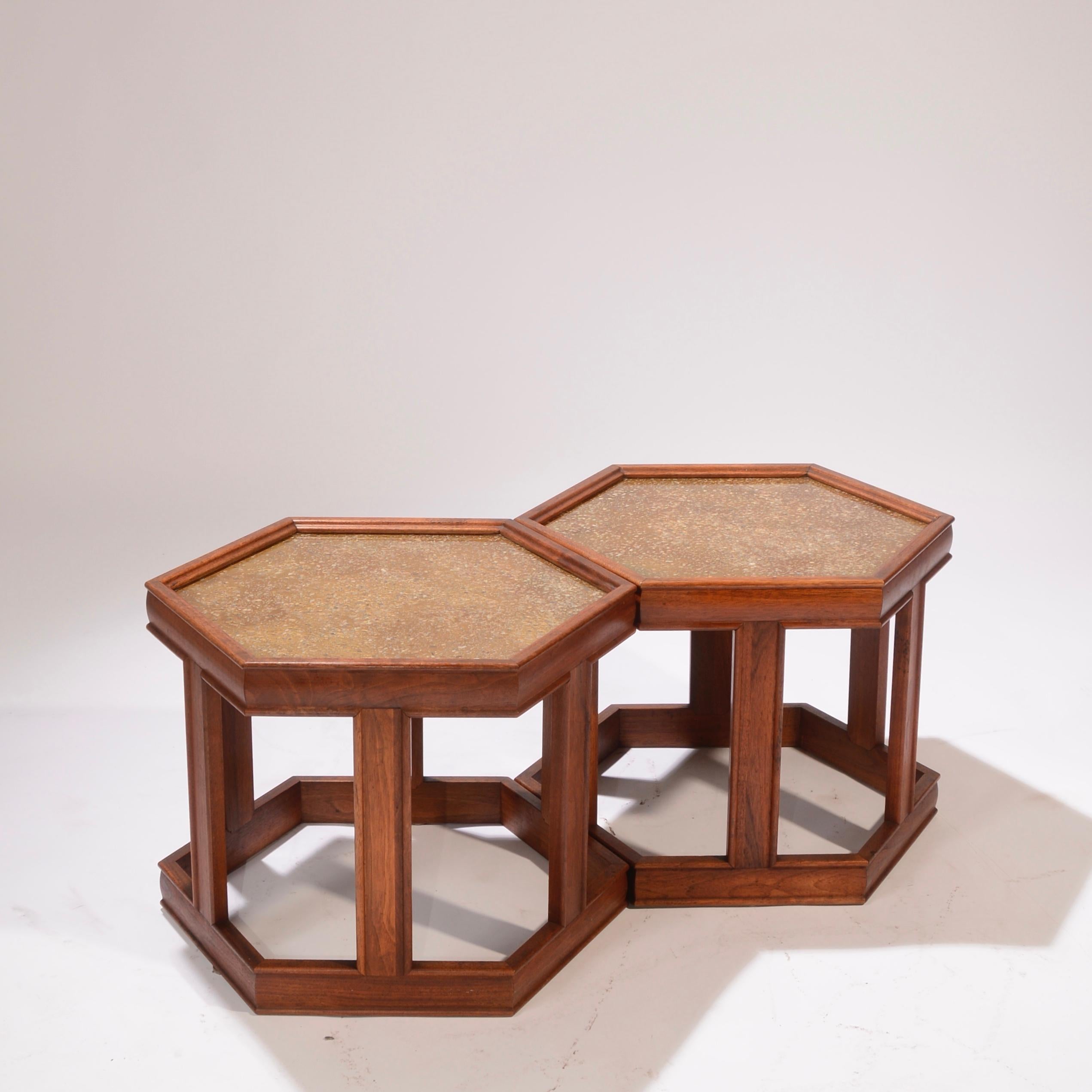 Tables d'extrémité hexagonales John Keal pour Brown Saltman Excellent état - En vente à Los Angeles, CA