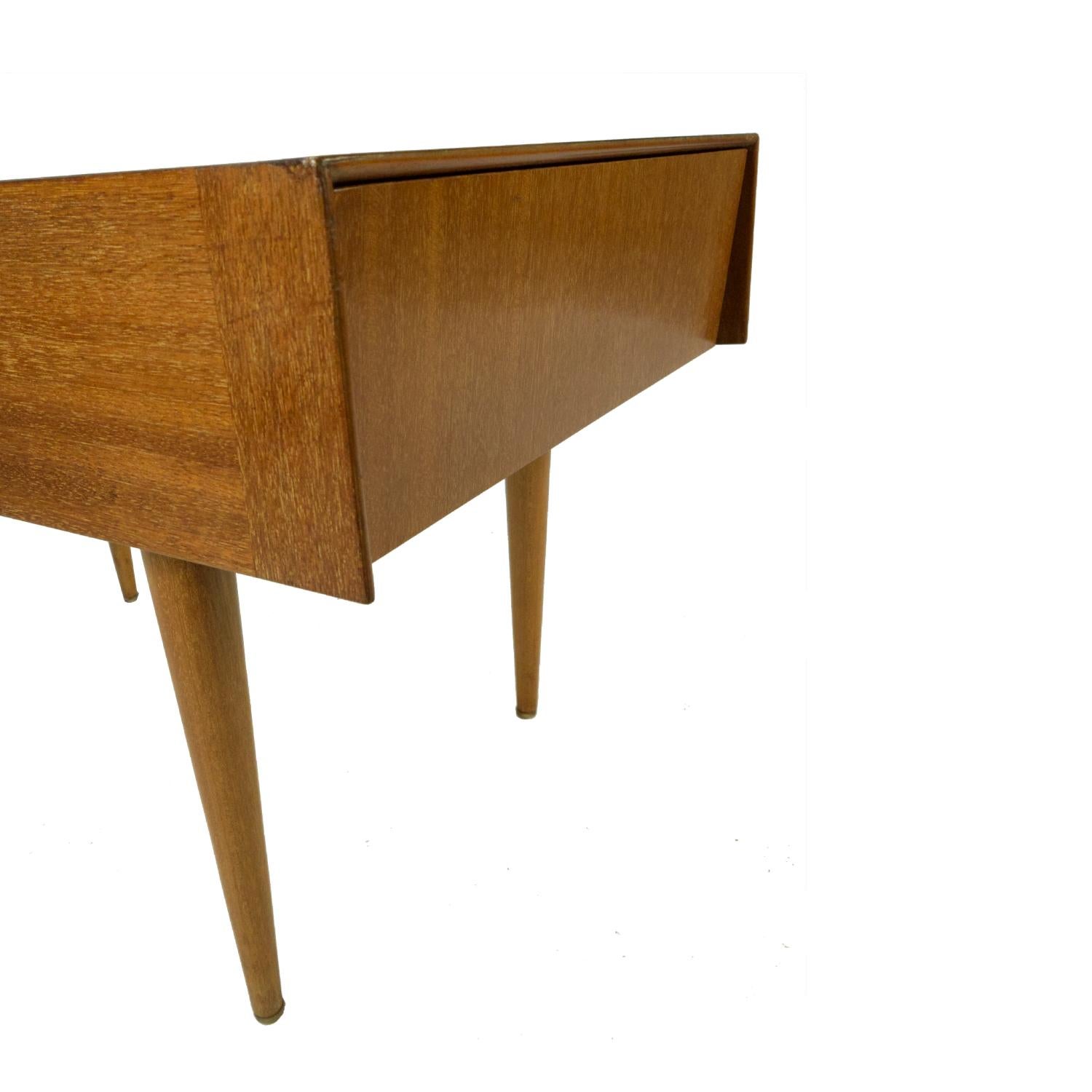 John Keal for Brown-Saltman Mahogany Lamp Table, 1950s In Excellent Condition In Chattanooga, TN