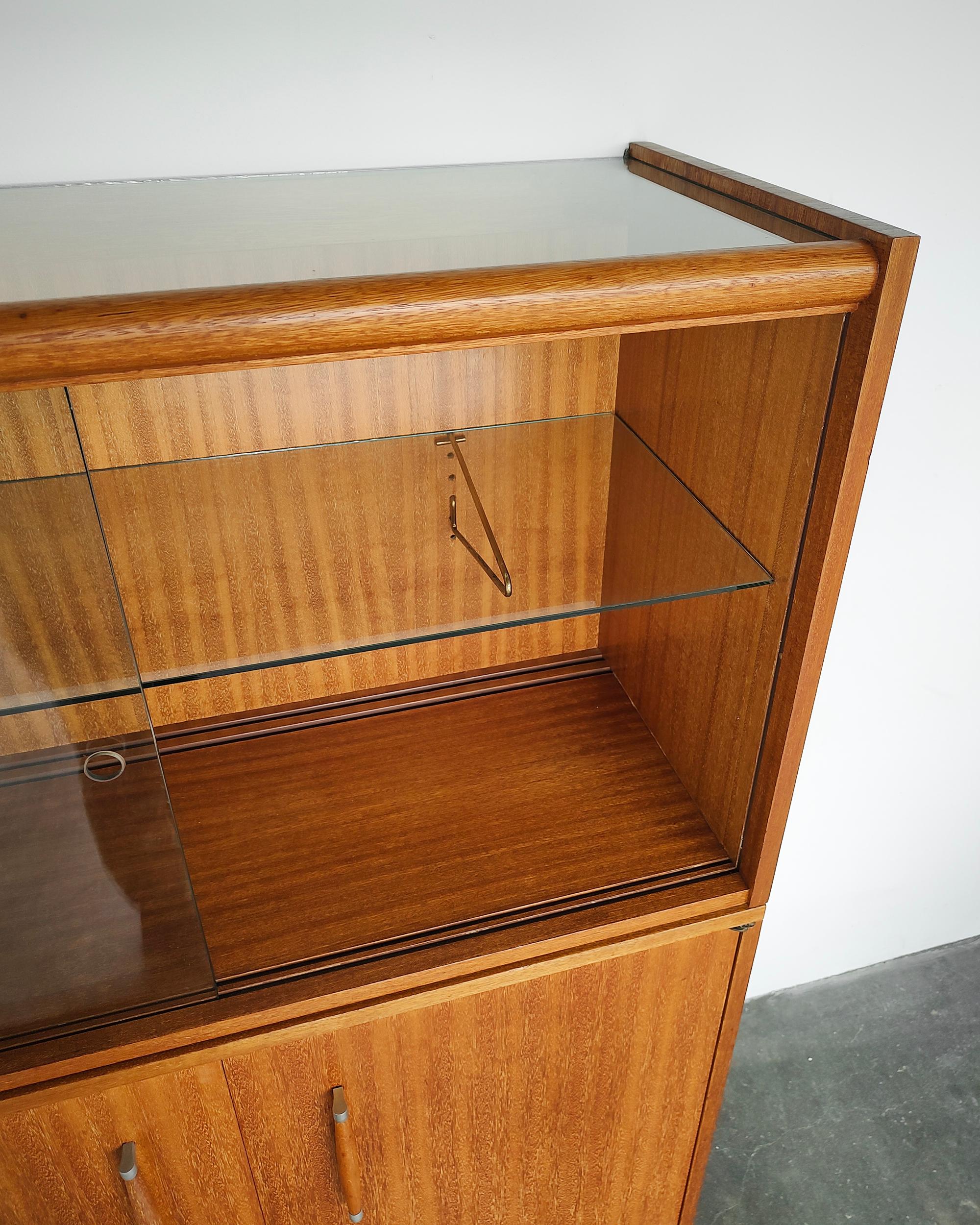 John Keal for Brown Saltman Mahogany Wood and Glass Cabinet Buffet 1960s For Sale 3