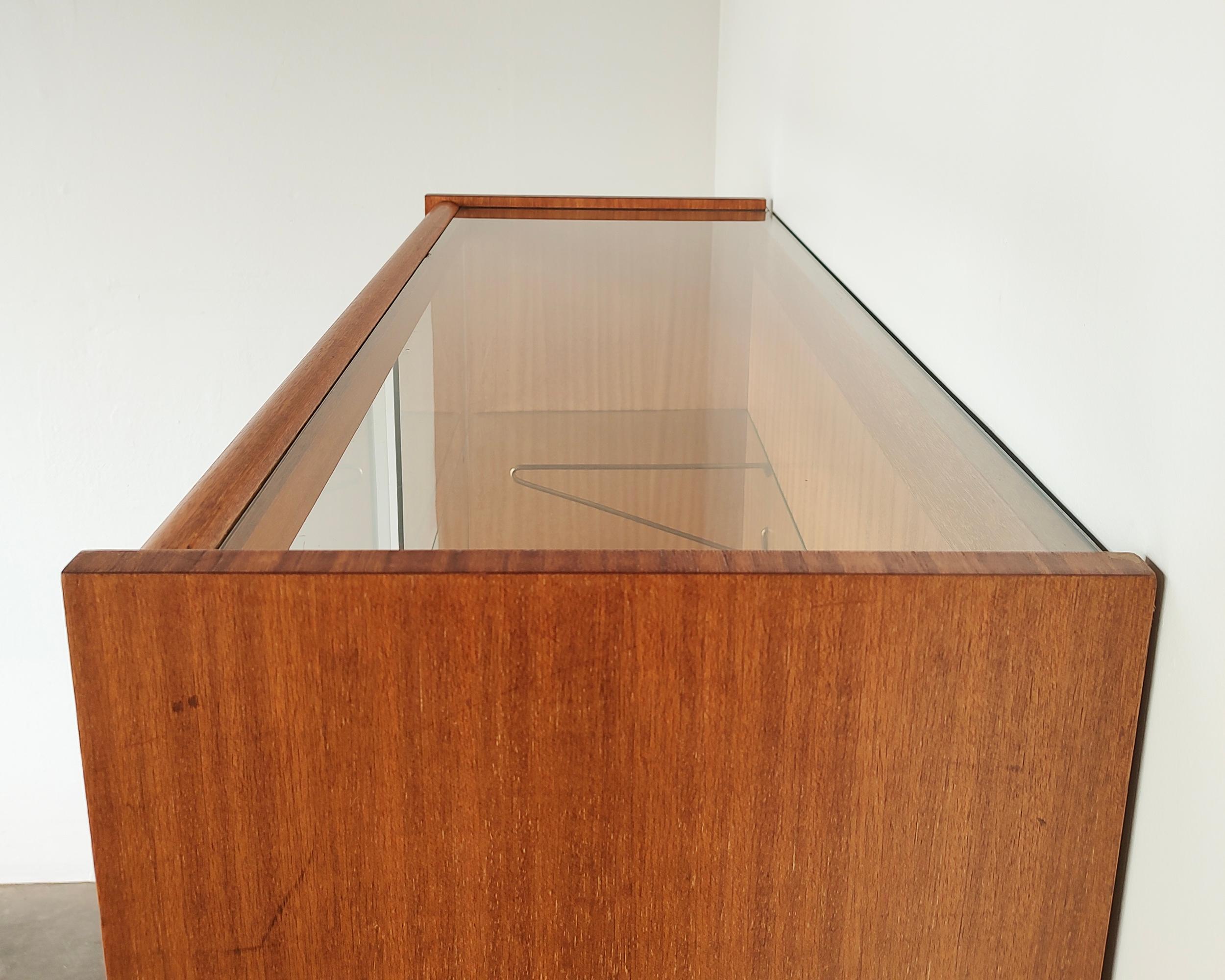 American John Keal for Brown Saltman Mahogany Wood and Glass Cabinet Buffet 1960s For Sale