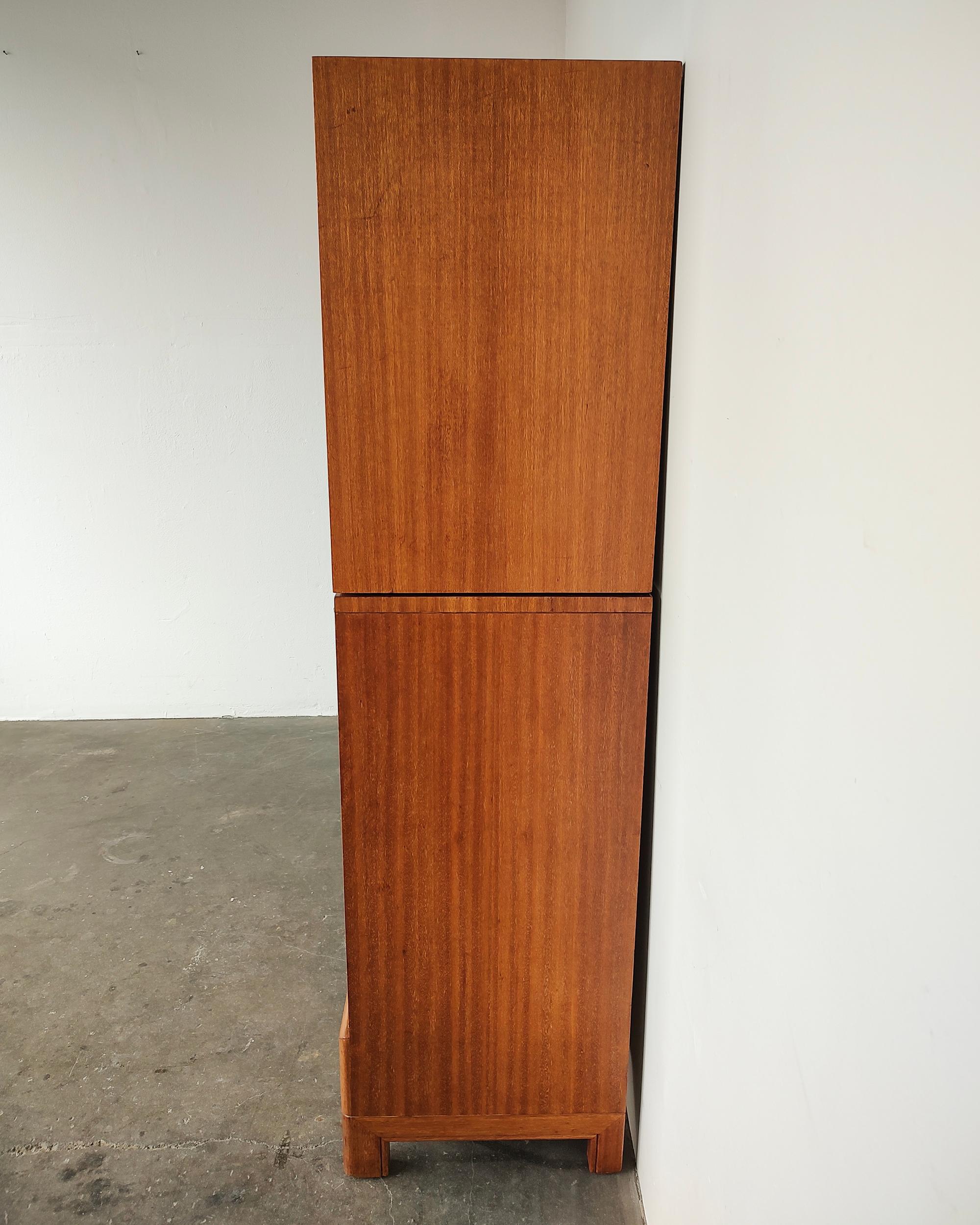 John Keal for Brown Saltman Mahogany Wood and Glass Cabinet Buffet 1960s In Good Condition For Sale In Hawthorne, CA