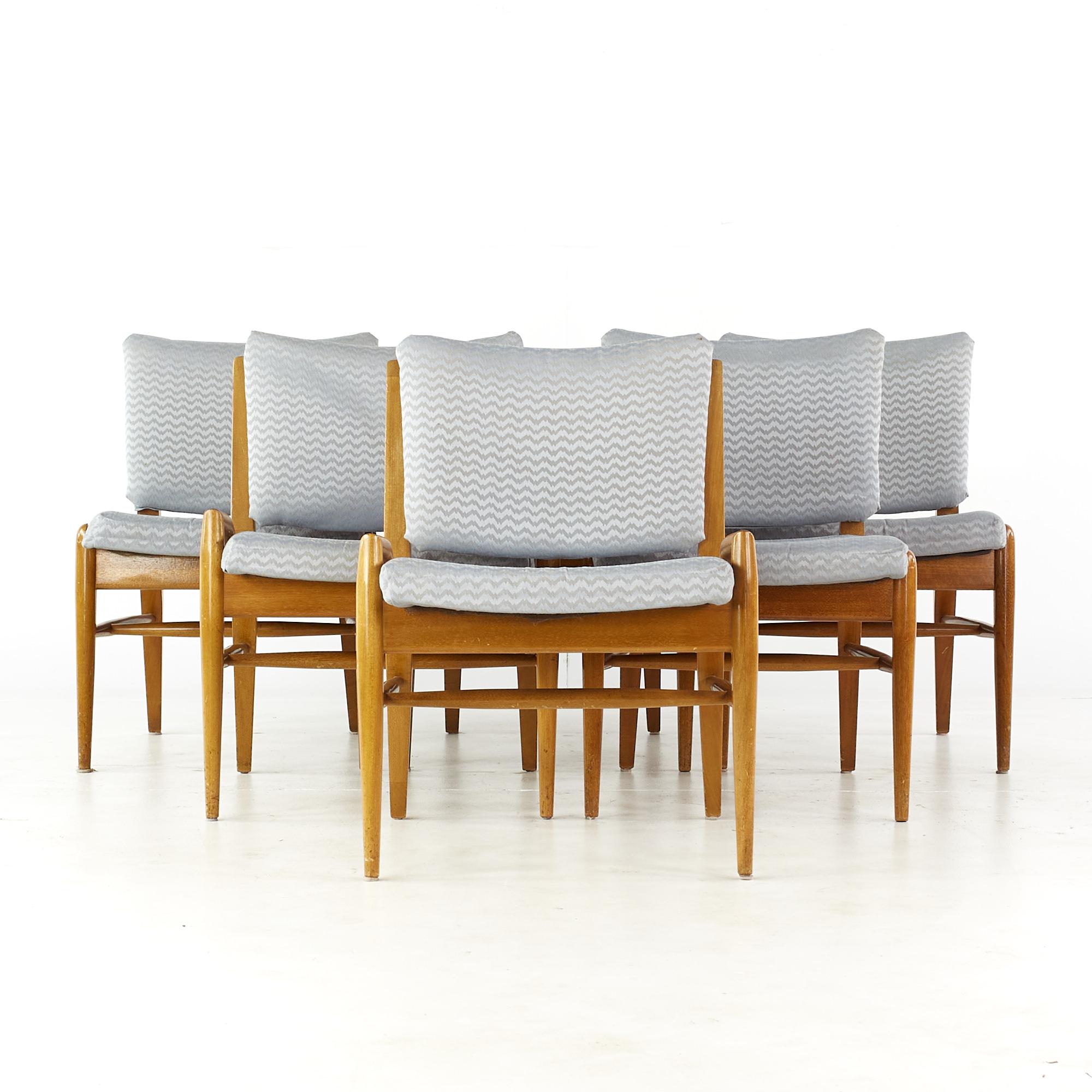 John Keal pour brown saltman chaises de salle à manger en acajou blanchi du milieu du siècle - ensemble de 6.

Chaque fauteuil sans bras mesure : 20.5 de large x 24 de profond x 30 de haut, avec une hauteur d'assise de 17,5 pouces
Chaque chaise